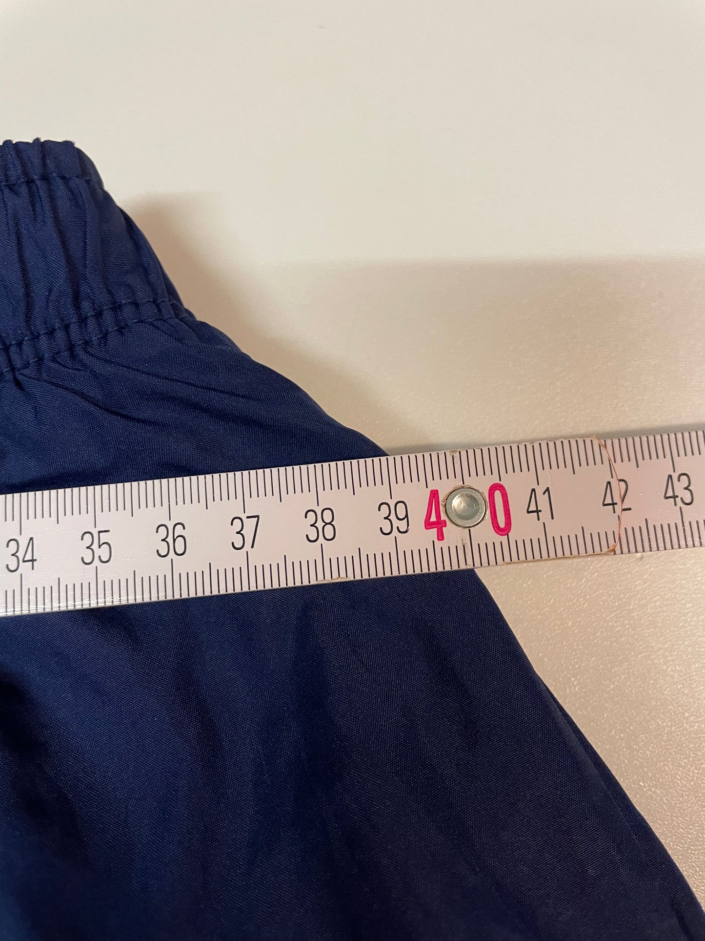 Entdecke unsere Vintage Track Pants von Nike und anderen Marken, erhältlich bei Valuxery.de - Dein Shop für trendige Vintage - Kleidung. Unsere Track Pants sind aus hochwertigen Materialien und