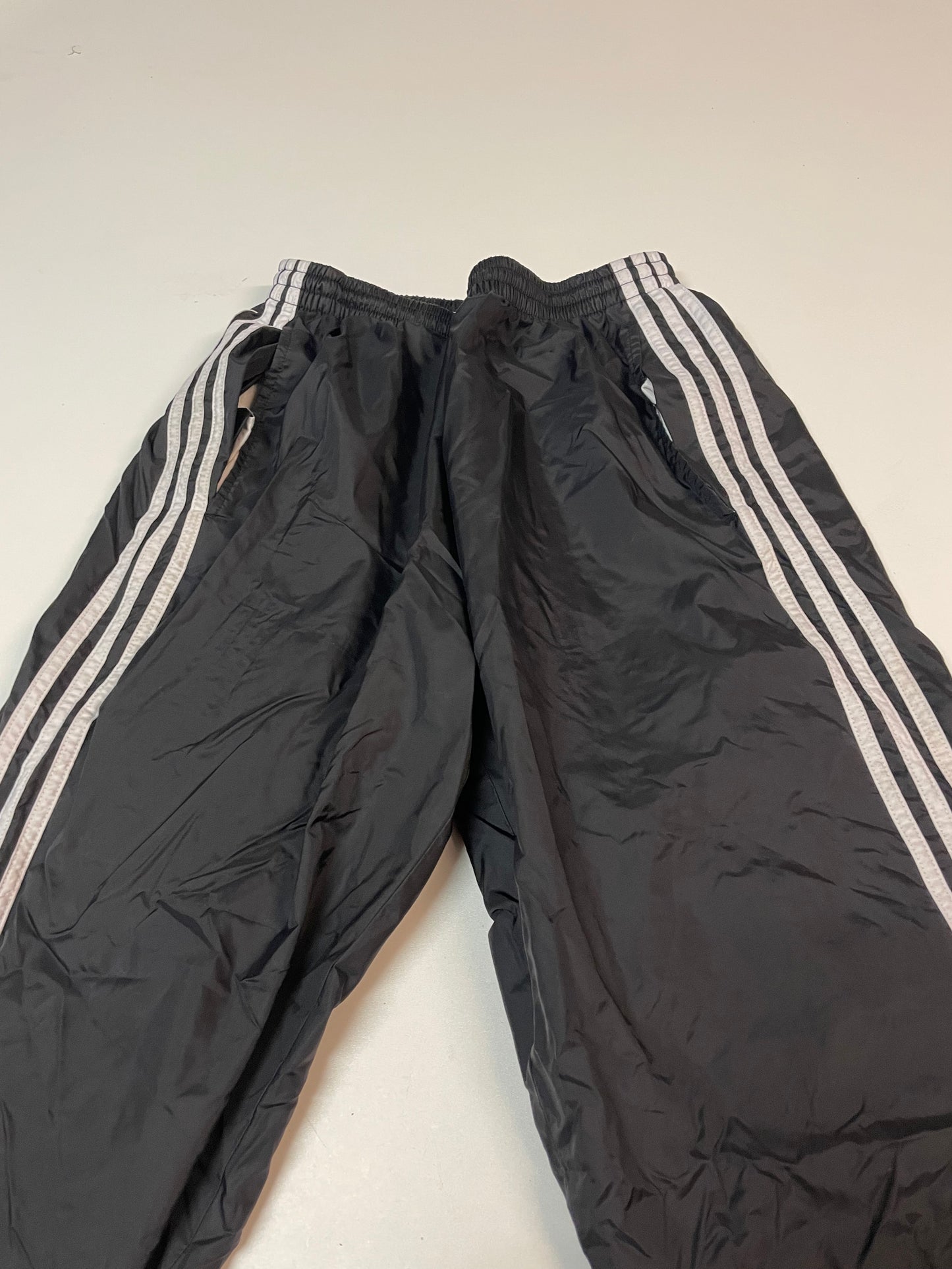 Entdecke unsere Vintage Track Pants von Nike und anderen Marken, erhältlich bei Valuxery.de - Dein Shop für trendige Vintage - Kleidung. Unsere Track Pants sind aus hochwertigen Materialien und