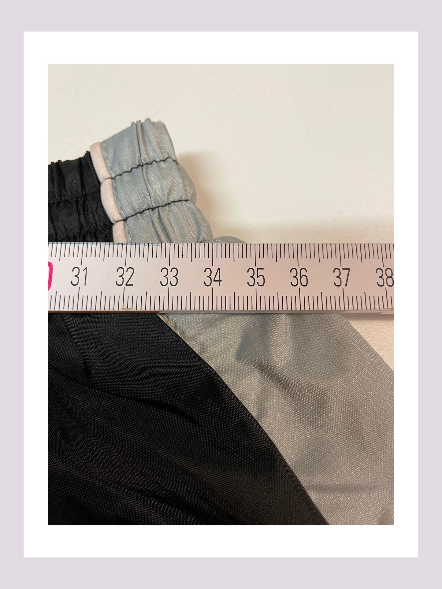 Entdecke unsere Vintage Track Pants von Nike und anderen Marken, erhältlich bei Valuxery.de - Dein Shop für trendige Vintage - Kleidung. Unsere Track Pants sind aus hochwertigen Materialien und