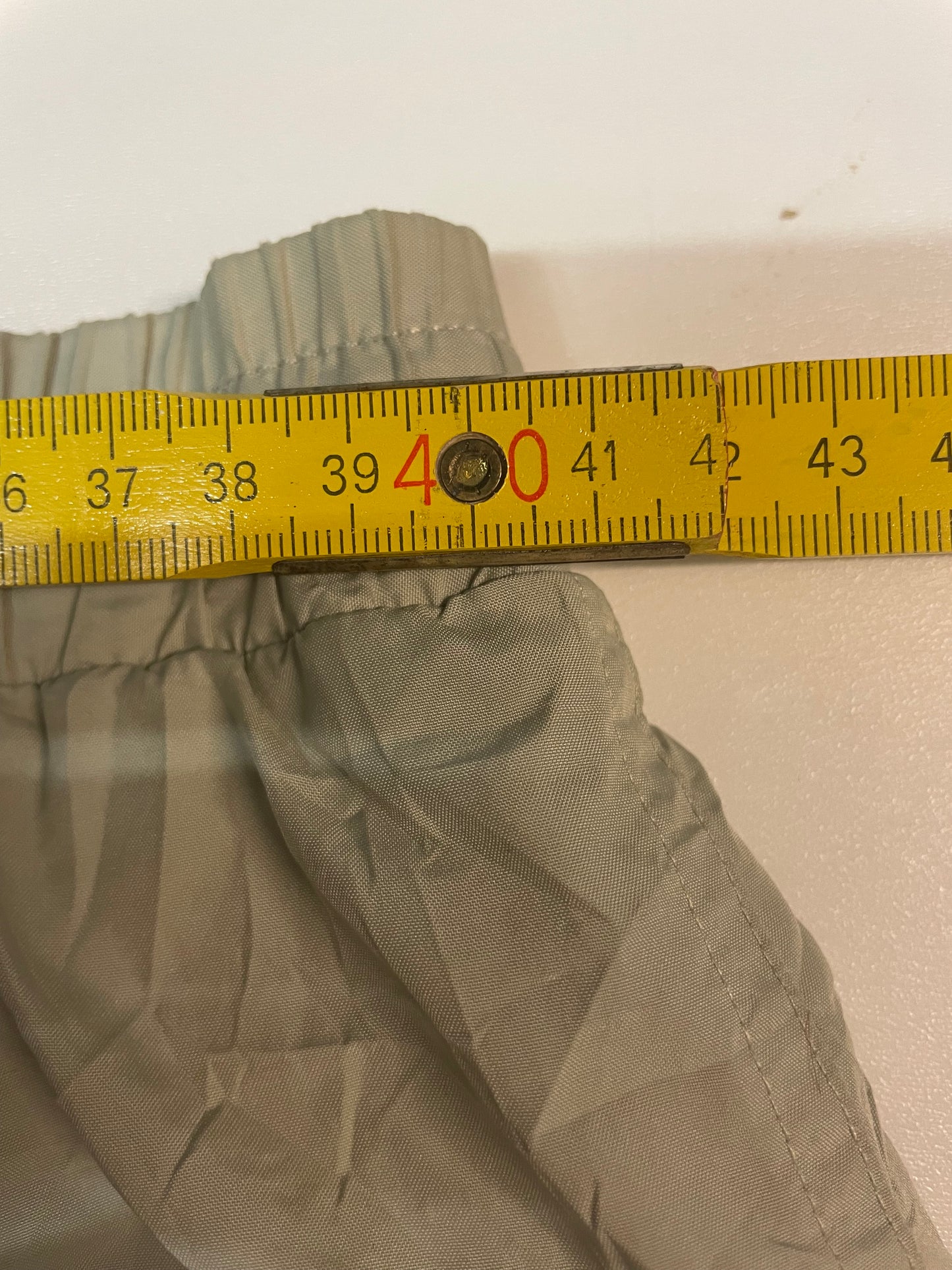 Entdecke unsere Vintage Track Pants von Nike und anderen Marken, erhältlich bei Valuxery.de - Dein Shop für trendige Vintage - Kleidung. Unsere Track Pants sind aus hochwertigen Materialien und