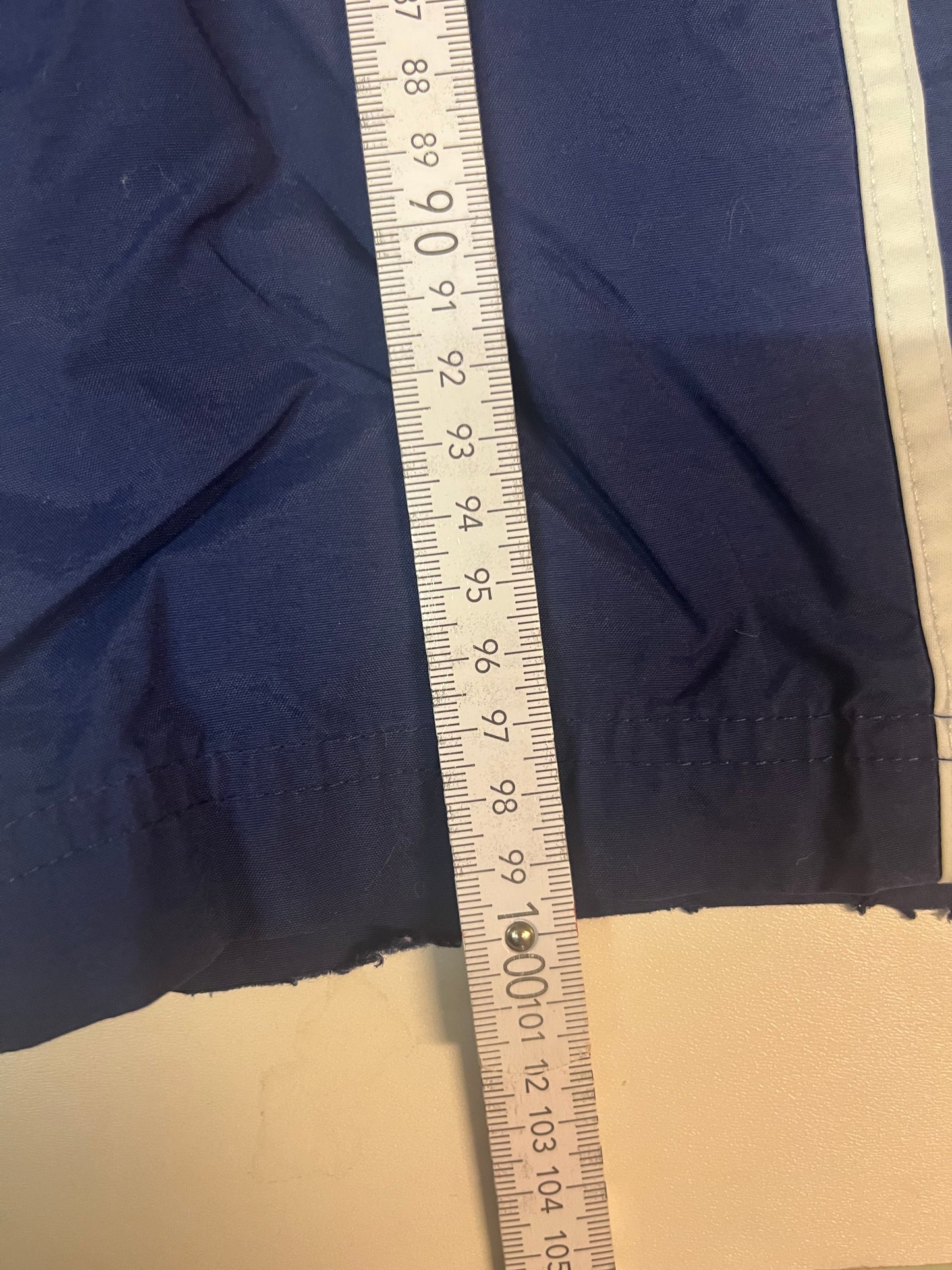 Entdecke unsere Vintage Track Pants von Nike und anderen Marken, erhältlich bei Valuxery.de - Dein Shop für trendige Vintage - Kleidung. Unsere Track Pants sind aus hochwertigen Materialien und