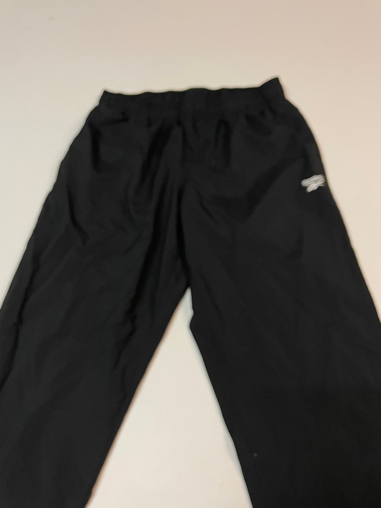 Entdecke unsere Vintage Track Pants von Nike und anderen Marken, erhältlich bei Valuxery.de - Dein Shop für trendige Vintage - Kleidung. Unsere Track Pants sind aus hochwertigen Materialien und