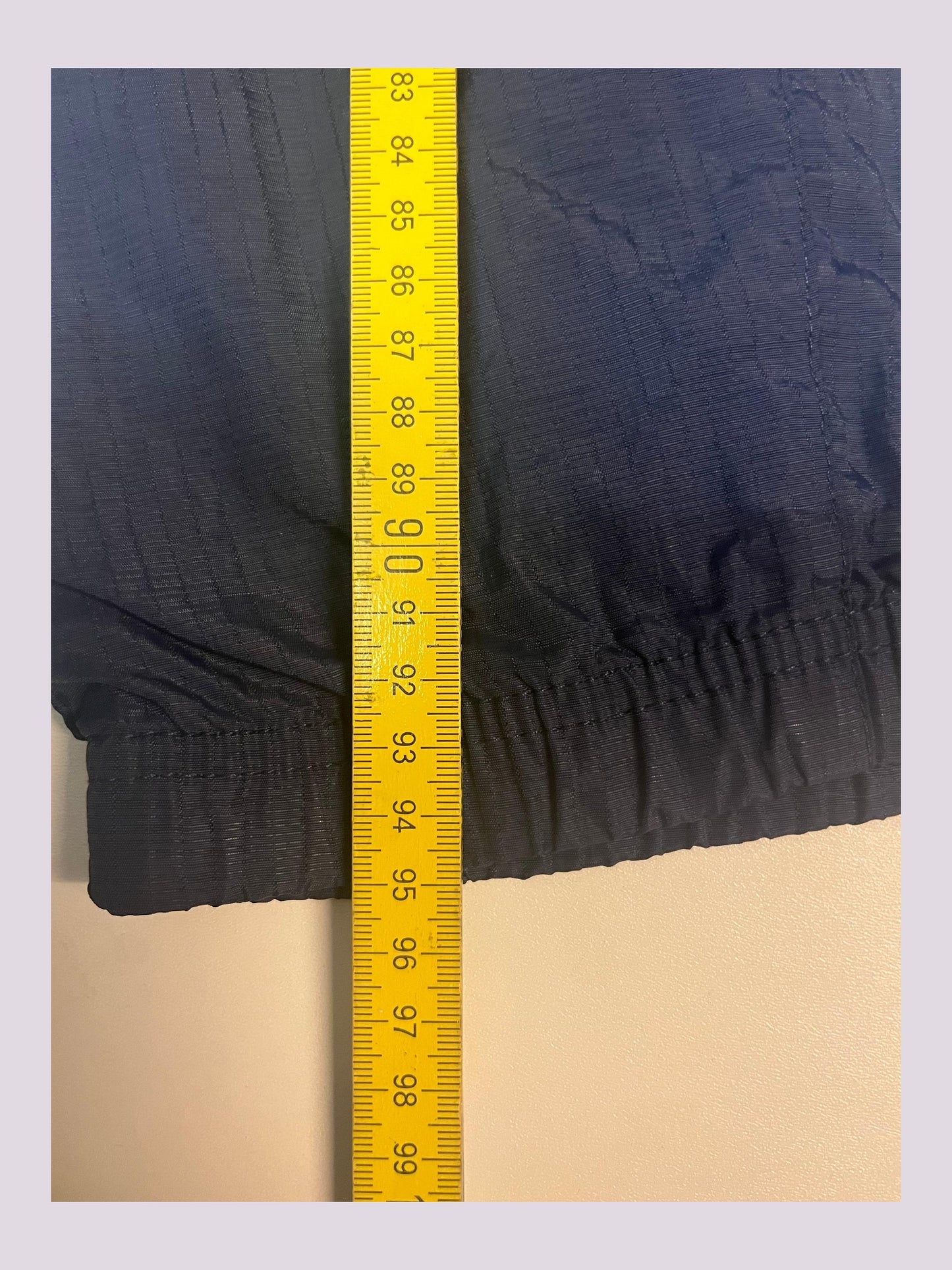 Entdecke unsere Vintage Track Pants von Nike und anderen Marken, erhältlich bei Valuxery.de - Dein Shop für trendige Vintage - Kleidung. Unsere Track Pants sind aus hochwertigen Materialien und