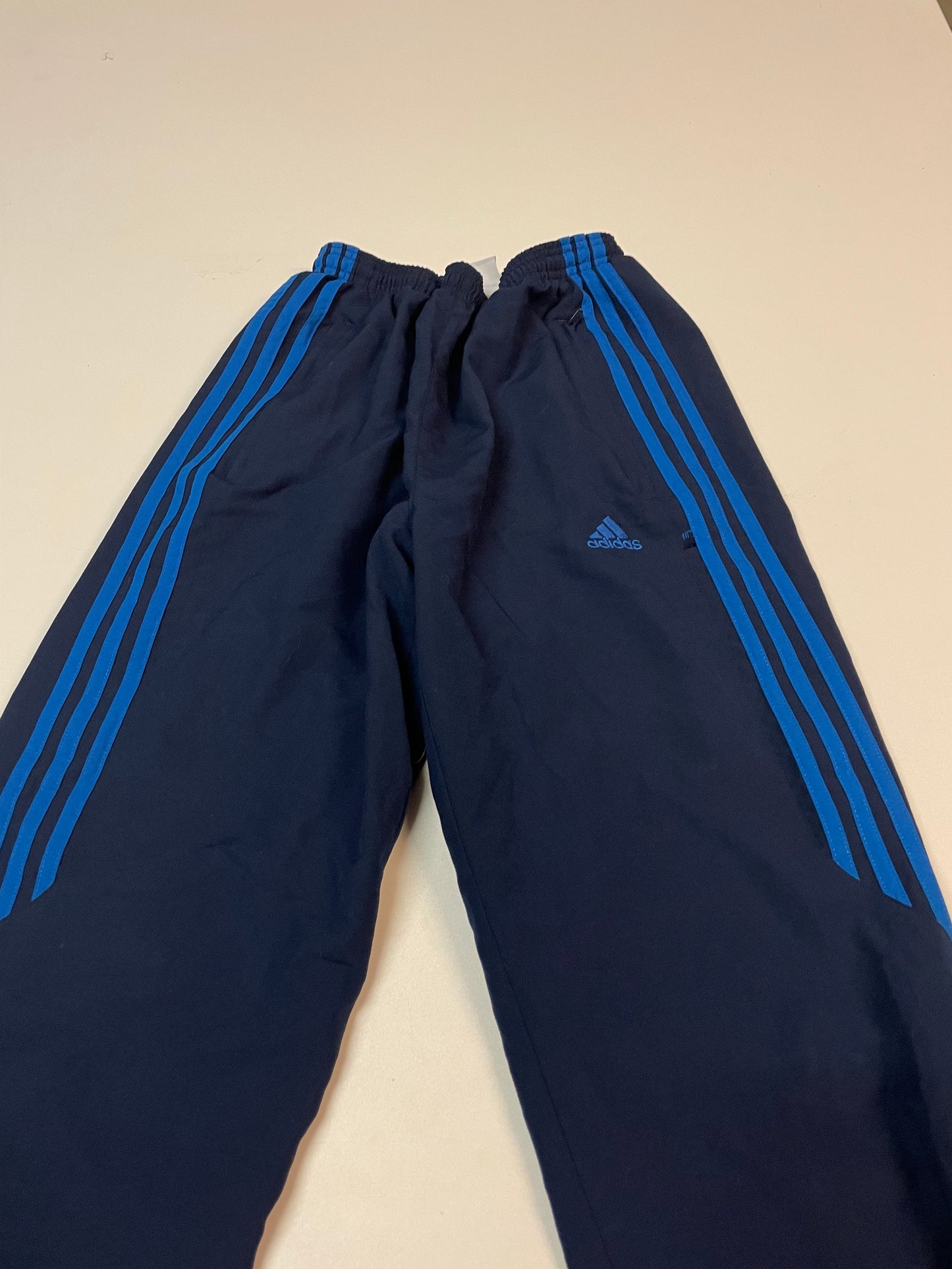 Entdecke unsere Vintage Track Pants von Nike und anderen Marken, erhältlich bei Valuxery.de - Dein Shop für trendige Vintage - Kleidung. Unsere Track Pants sind aus hochwertigen Materialien und