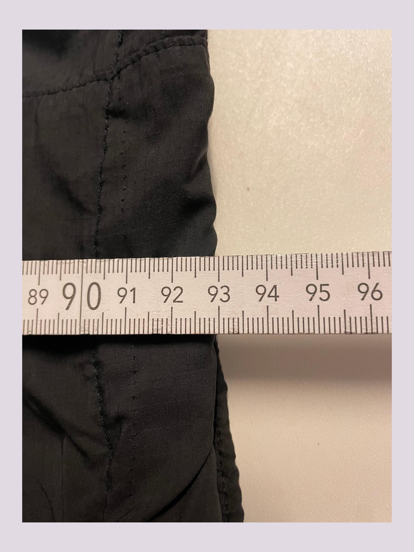 Entdecke unsere Vintage Track Pants von Nike und anderen Marken, erhältlich bei Valuxery.de - Dein Shop für trendige Vintage - Kleidung. Unsere Track Pants sind aus hochwertigen Materialien und