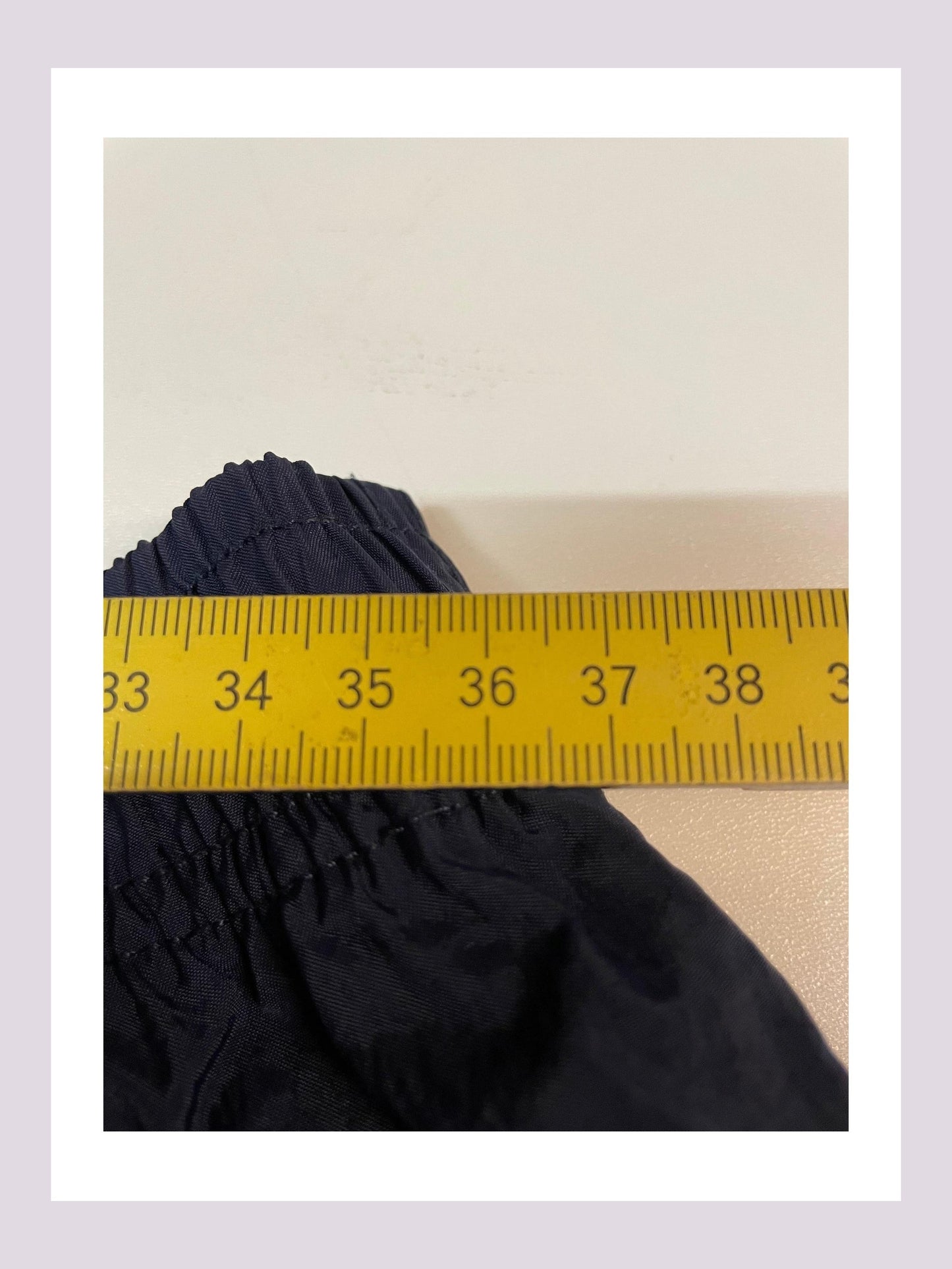 Entdecke unsere Vintage Track Pants von Nike und anderen Marken, erhältlich bei Valuxery.de - Dein Shop für trendige Vintage - Kleidung. Unsere Track Pants sind aus hochwertigen Materialien und