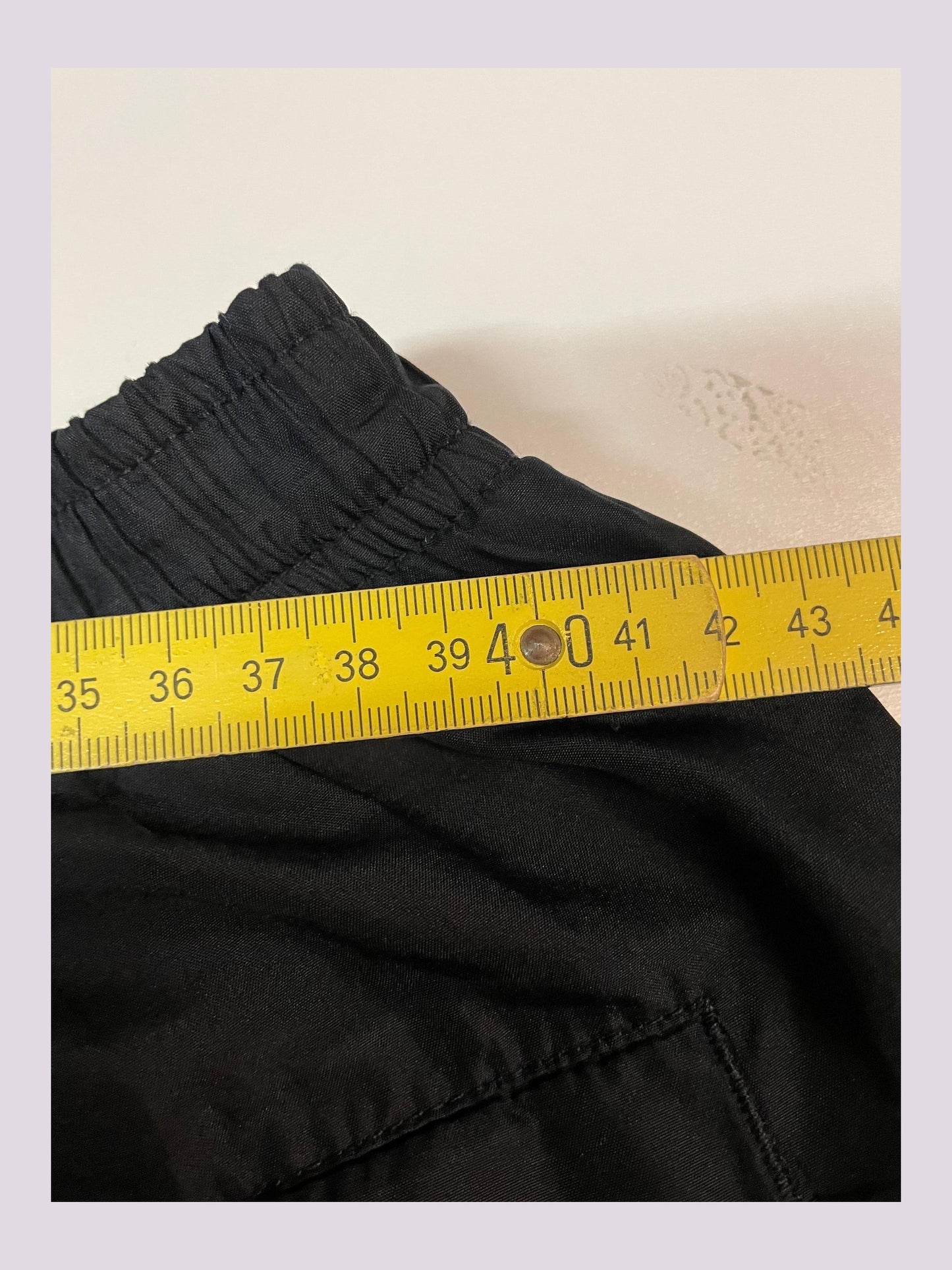 Entdecke unsere Vintage Track Pants von Nike und anderen Marken, erhältlich bei Valuxery.de - Dein Shop für trendige Vintage - Kleidung. Unsere Track Pants sind aus hochwertigen Materialien und