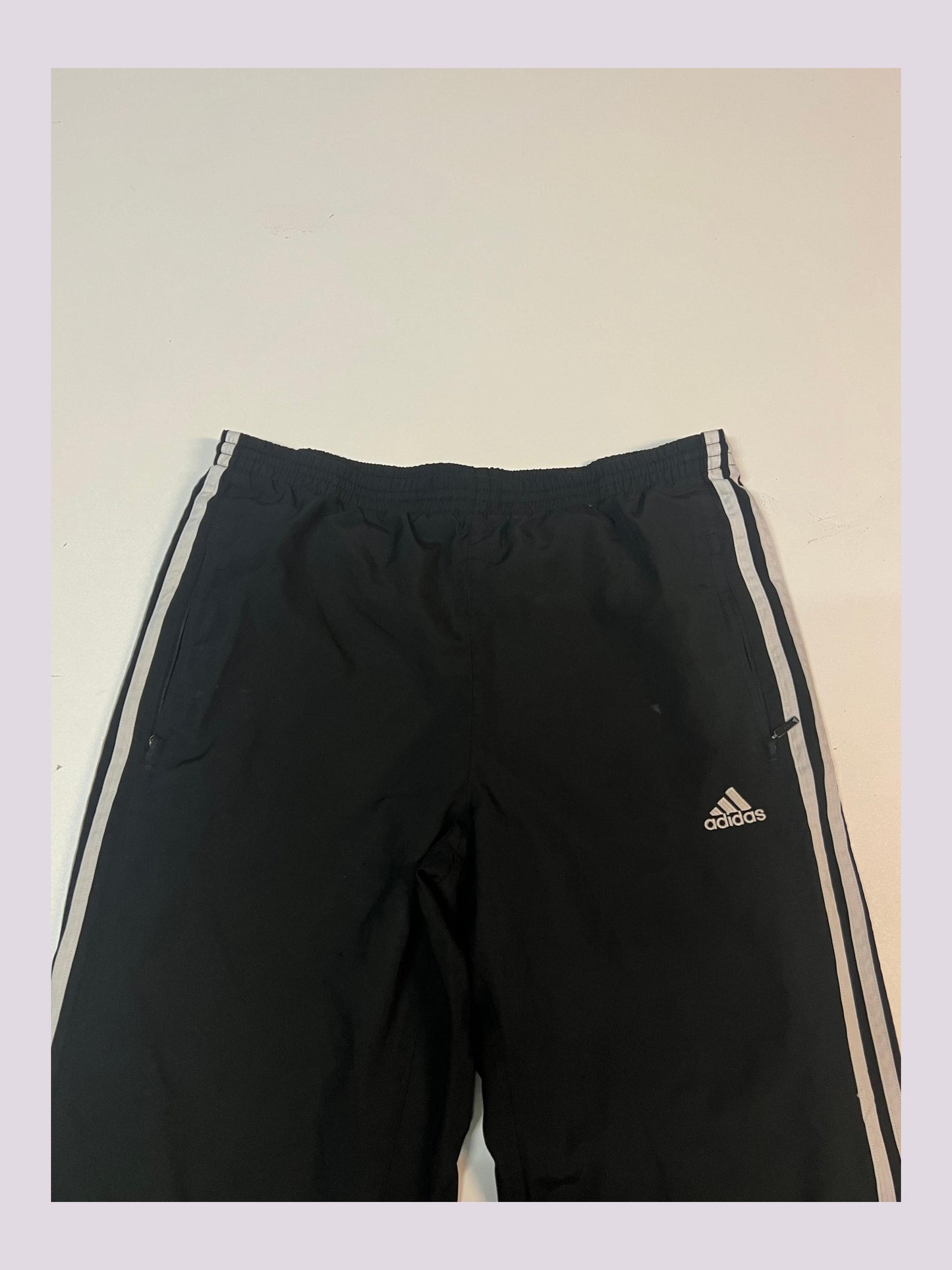 Entdecke unsere Vintage Track Pants von Nike und anderen Marken, erhältlich bei Valuxery.de - Dein Shop für trendige Vintage - Kleidung. Unsere Track Pants sind aus hochwertigen Materialien und