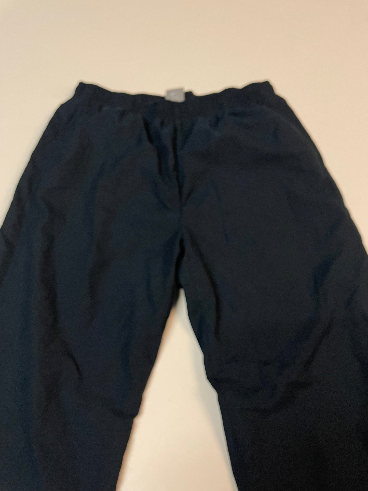 Entdecke unsere Vintage Track Pants von Nike und anderen Marken, erhältlich bei Valuxery.de - Dein Shop für trendige Vintage - Kleidung. Unsere Track Pants sind aus hochwertigen Materialien und