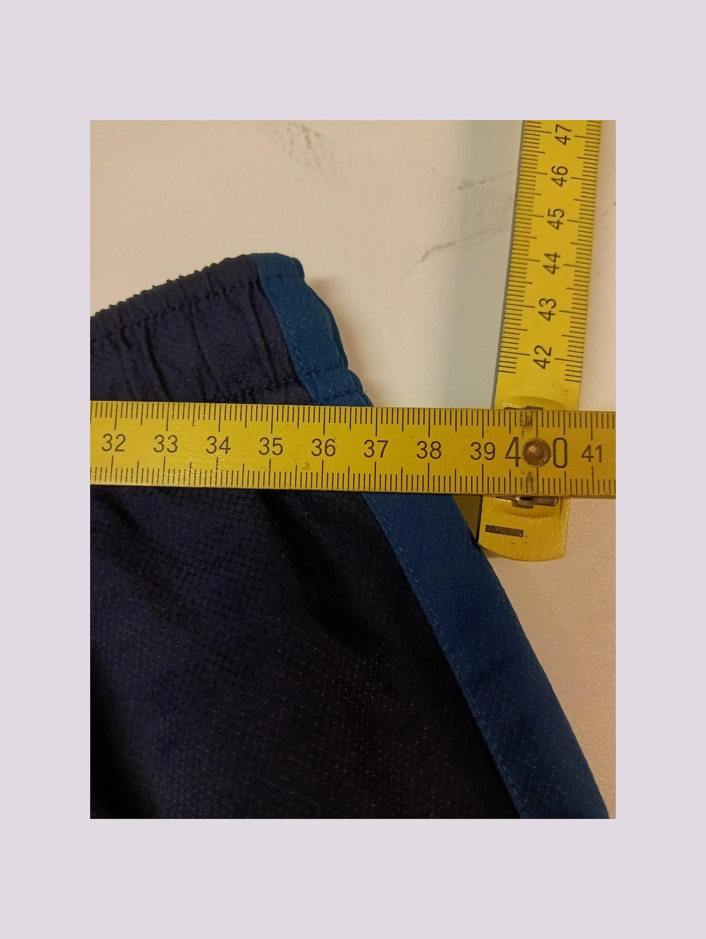 Entdecke unsere Vintage Track Pants von Nike und anderen Marken, erhältlich bei Valuxery.de - Dein Shop für trendige Vintage - Kleidung. Unsere Track Pants sind aus hochwertigen Materialien und