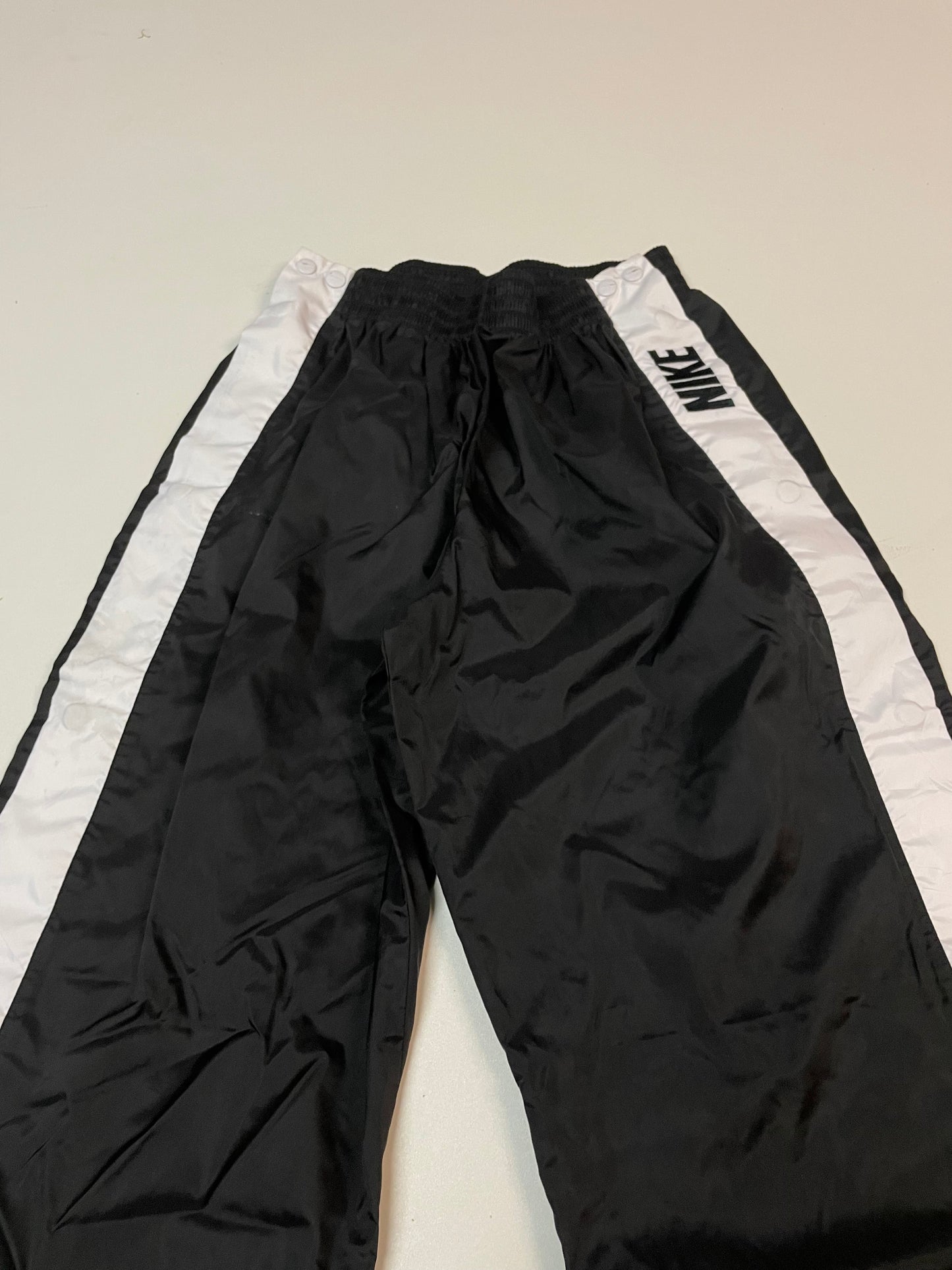 Entdecke unsere Vintage Track Pants von Nike und anderen Marken, erhältlich bei Valuxery.de - Dein Shop für trendige Vintage - Kleidung. Unsere Track Pants sind aus hochwertigen Materialien und