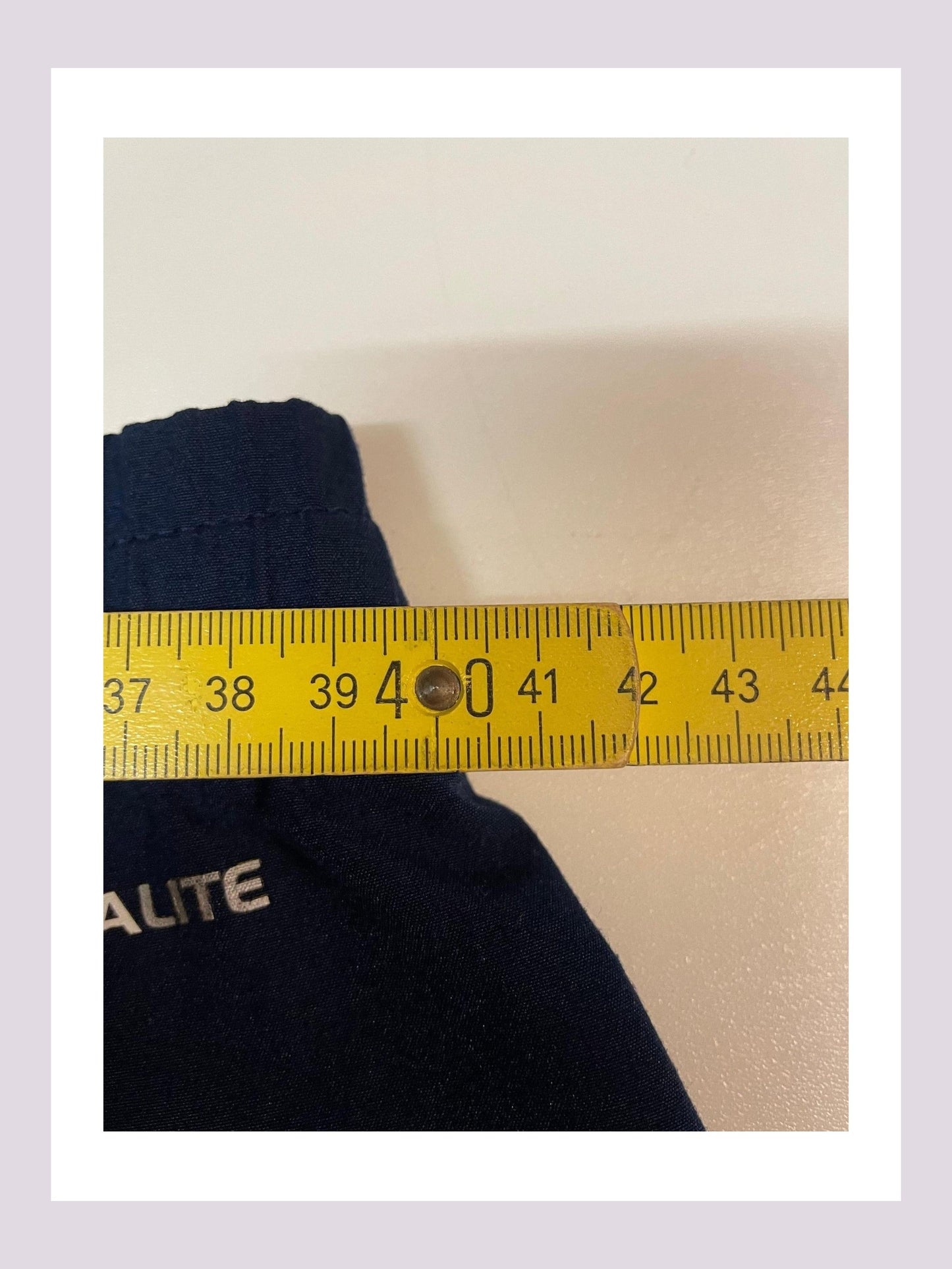 Entdecke unsere Vintage Track Pants von Nike und anderen Marken, erhältlich bei Valuxery.de - Dein Shop für trendige Vintage - Kleidung. Unsere Track Pants sind aus hochwertigen Materialien und