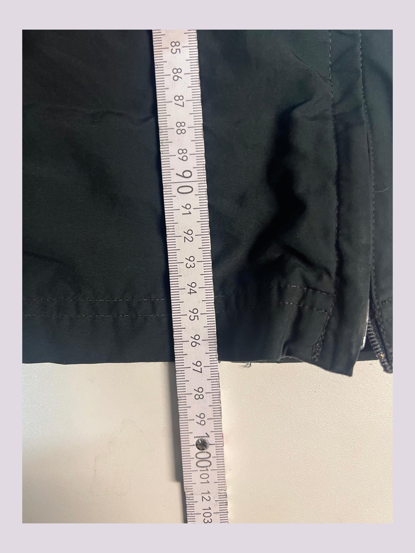 Entdecke unsere Vintage Track Pants von Nike und anderen Marken, erhältlich bei Valuxery.de - Dein Shop für trendige Vintage - Kleidung. Unsere Track Pants sind aus hochwertigen Materialien und