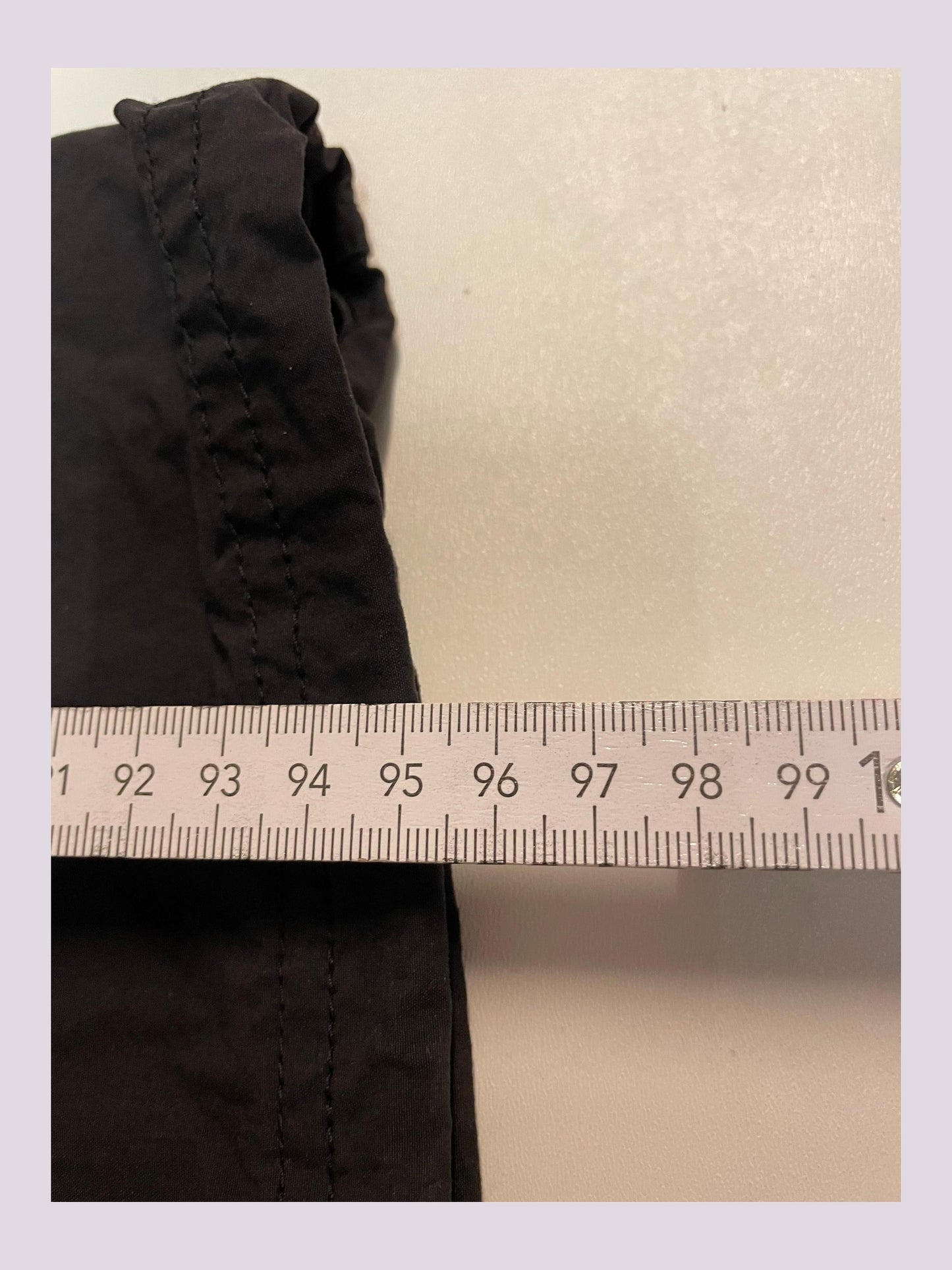 Entdecke unsere Vintage Track Pants von Nike und anderen Marken, erhältlich bei Valuxery.de - Dein Shop für trendige Vintage - Kleidung. Unsere Track Pants sind aus hochwertigen Materialien und