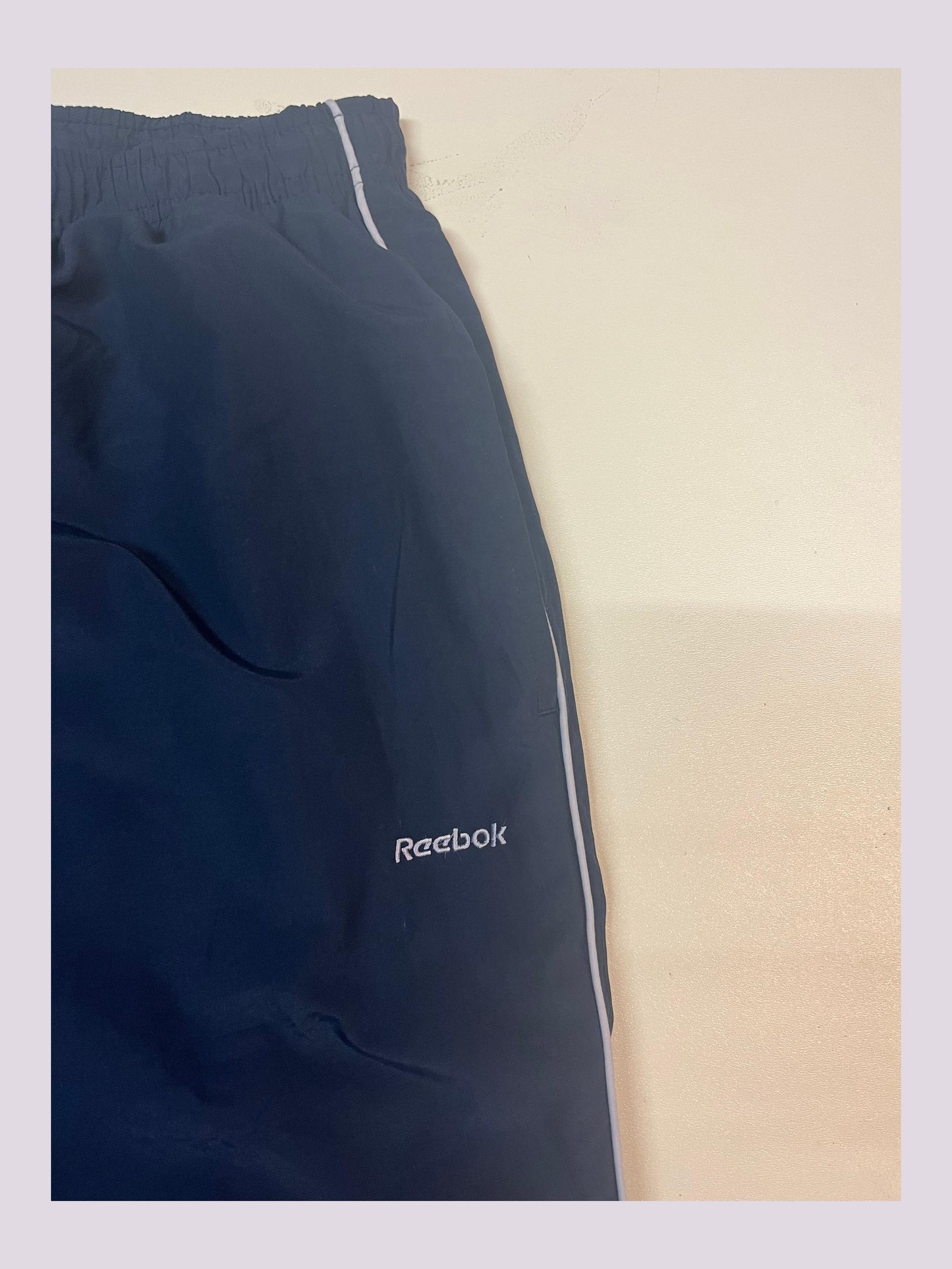 Entdecke unsere Vintage Track Pants von Nike und anderen Marken, erhältlich bei Valuxery.de - Dein Shop für trendige Vintage - Kleidung. Unsere Track Pants sind aus hochwertigen Materialien und