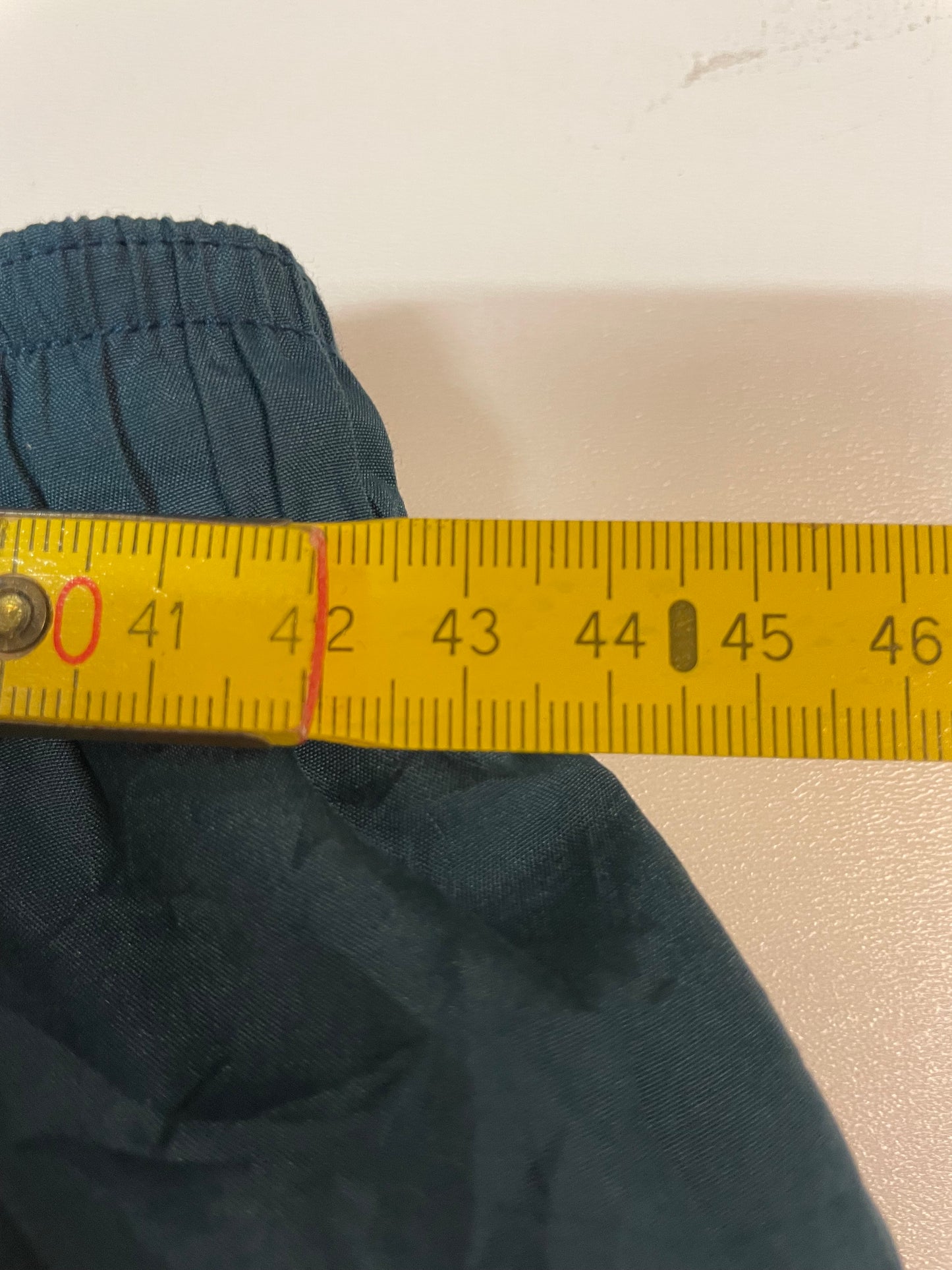 Entdecke unsere Vintage Track Pants von Nike und anderen Marken, erhältlich bei Valuxery.de - Dein Shop für trendige Vintage - Kleidung. Unsere Track Pants sind aus hochwertigen Materialien und