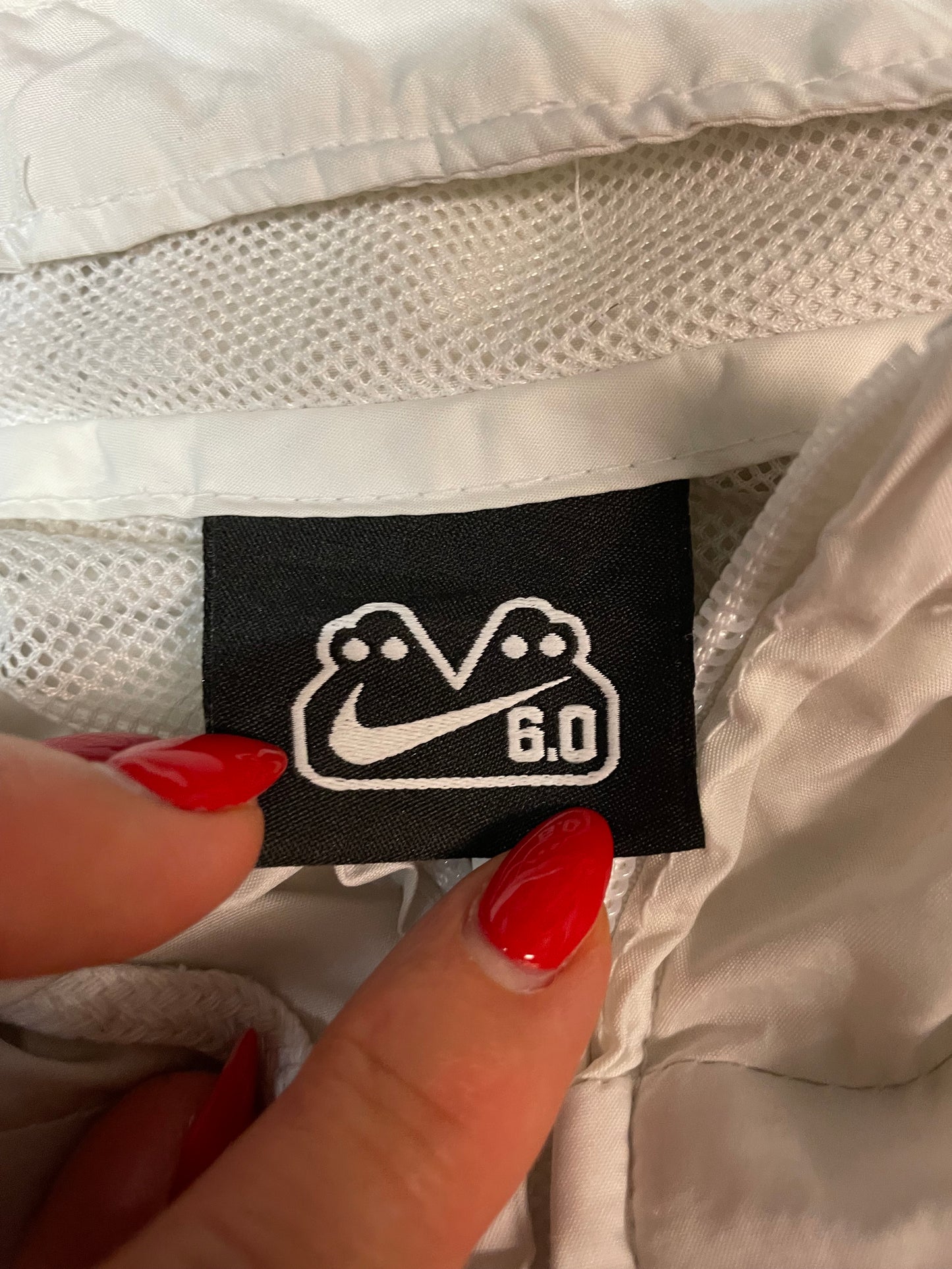 Entdecke unsere Vintage Track Pants von Nike und anderen Marken, erhältlich bei Valuxery.de - Dein Shop für trendige Vintage - Kleidung. Unsere Track Pants sind aus hochwertigen Materialien und