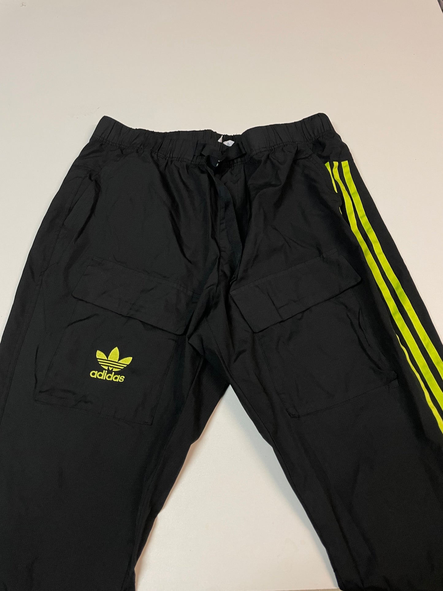 Entdecke unsere Vintage Track Pants von Nike und anderen Marken, erhältlich bei Valuxery.de - Dein Shop für trendige Vintage - Kleidung. Unsere Track Pants sind aus hochwertigen Materialien und
