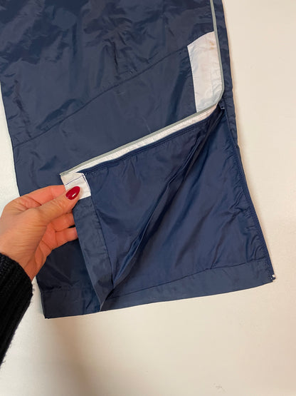 Entdecke unsere Vintage Track Pants von Nike und anderen Marken, erhältlich bei Valuxery.de - Dein Shop für trendige Vintage - Kleidung. Unsere Track Pants sind aus hochwertigen Materialien und