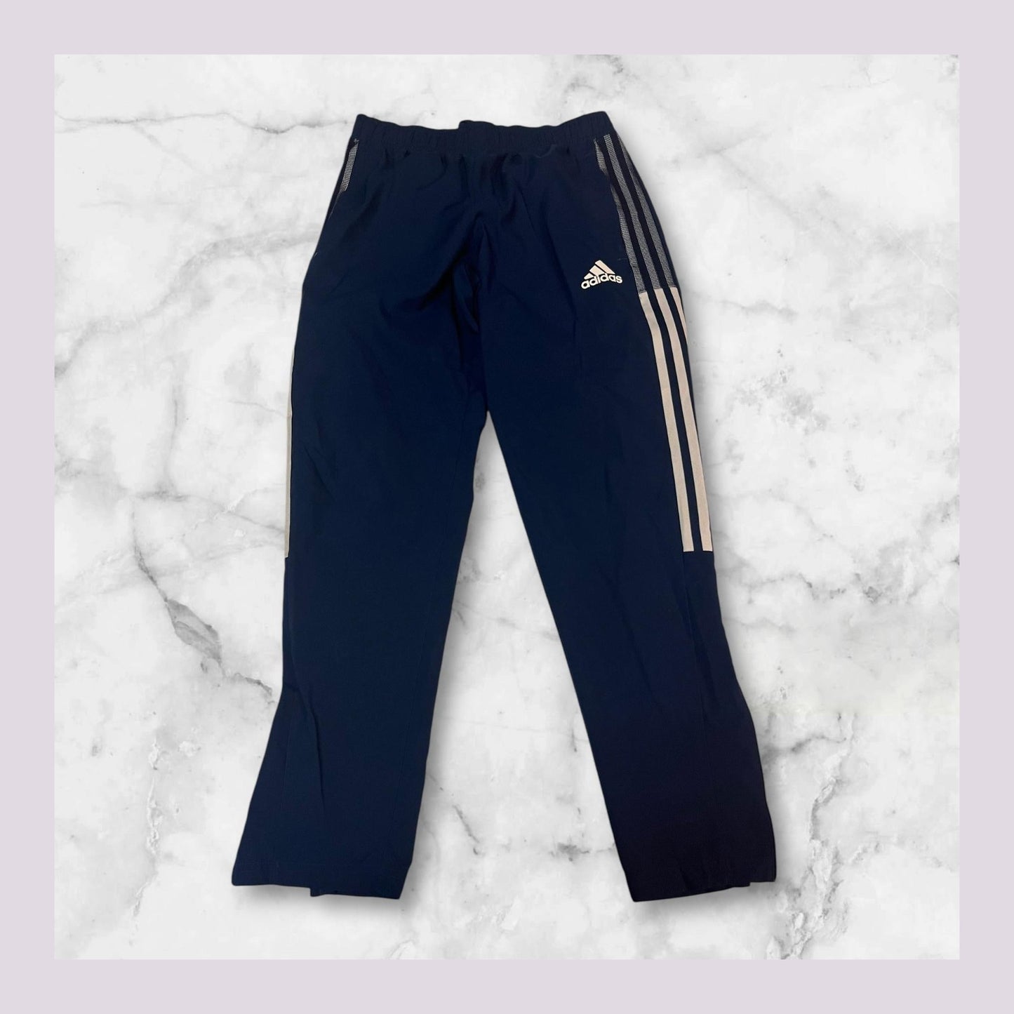 Entdecke unsere Vintage Track Pants von Nike und anderen Marken, erhältlich bei Valuxery.de - Dein Shop für trendige Vintage - Kleidung. Unsere Track Pants sind aus hochwertigen Materialien und