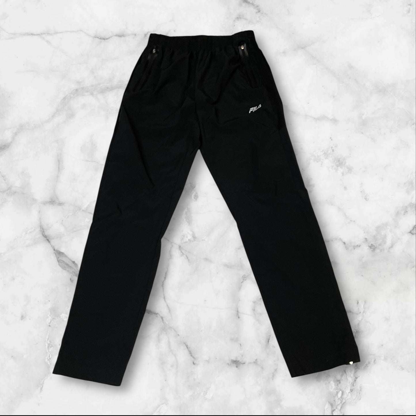 Entdecke unsere Vintage Track Pants von Nike und anderen Marken, erhältlich bei Valuxery.de - Dein Shop für trendige Vintage - Kleidung. Unsere Track Pants sind aus hochwertigen Materialien und