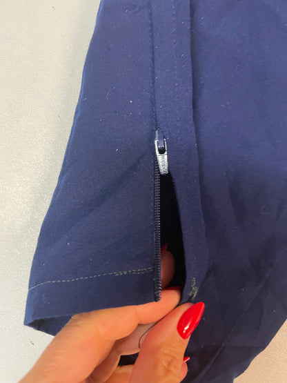 Entdecke unsere Vintage Track Pants von Nike und anderen Marken, erhältlich bei Valuxery.de - Dein Shop für trendige Vintage - Kleidung. Unsere Track Pants sind aus hochwertigen Materialien und