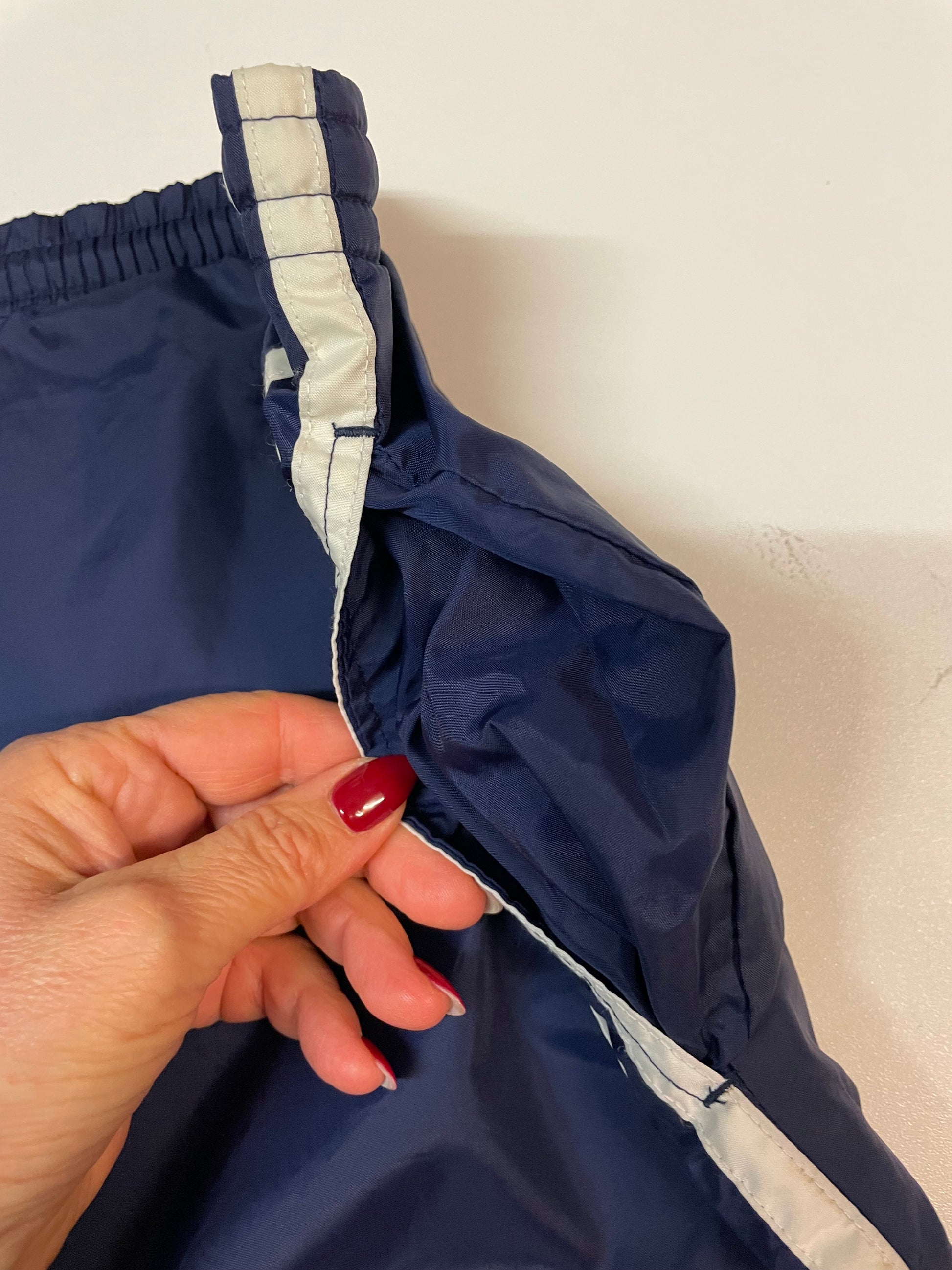 Entdecke unsere Vintage Track Pants von Nike und anderen Marken, erhältlich bei Valuxery.de - Dein Shop für trendige Vintage - Kleidung. Unsere Track Pants sind aus hochwertigen Materialien und