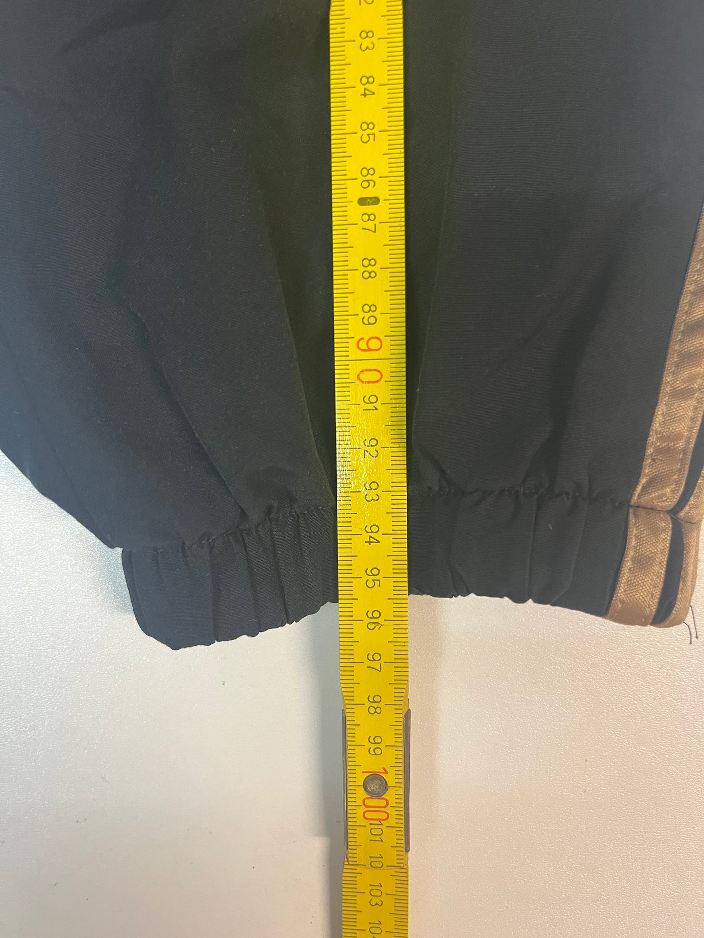 Entdecke unsere Vintage Track Pants von Nike und anderen Marken, erhältlich bei Valuxery.de - Dein Shop für trendige Vintage - Kleidung. Unsere Track Pants sind aus hochwertigen Materialien und