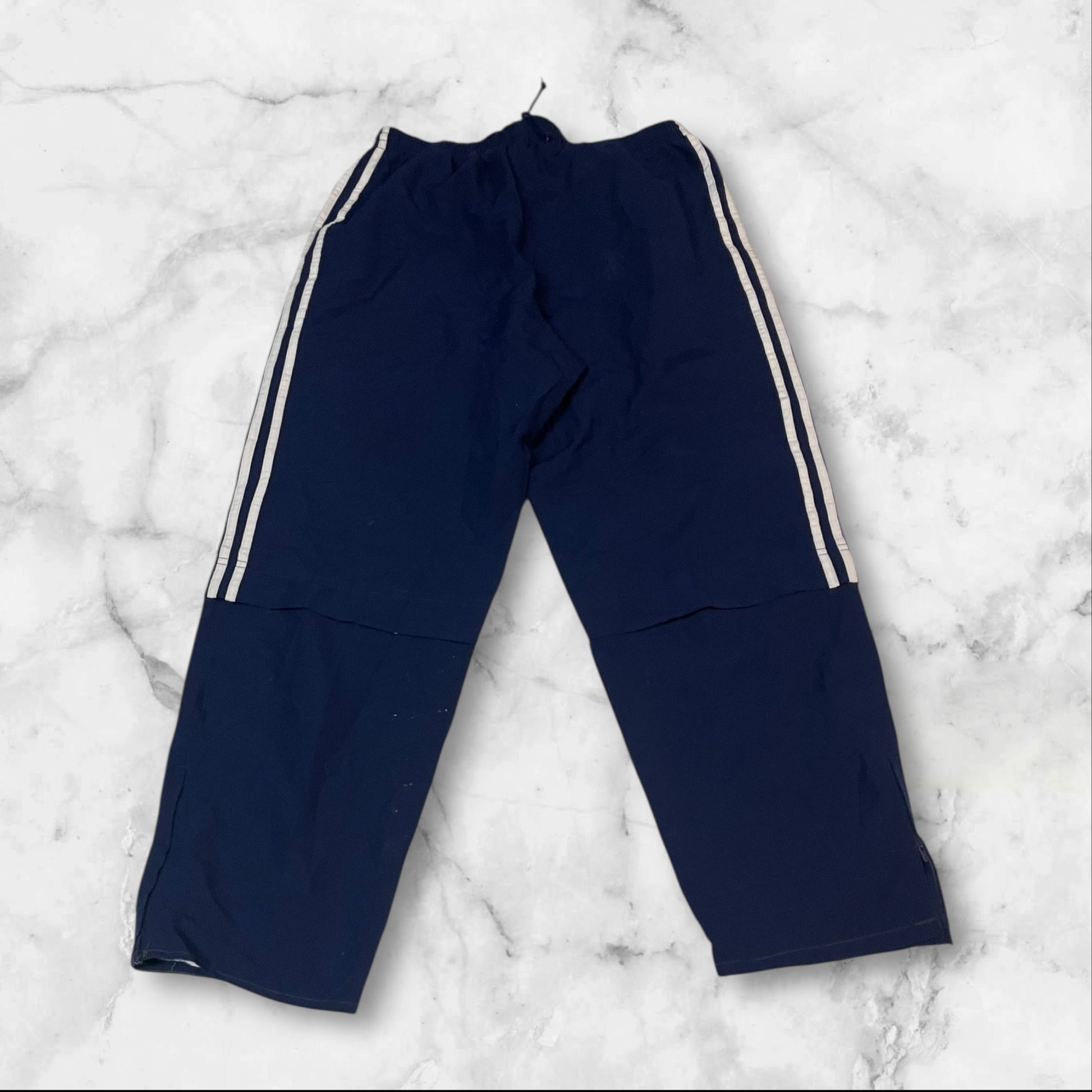 Entdecke unsere Vintage Track Pants von Nike und anderen Marken, erhältlich bei Valuxery.de - Dein Shop für trendige Vintage - Kleidung. Unsere Track Pants sind aus hochwertigen Materialien und