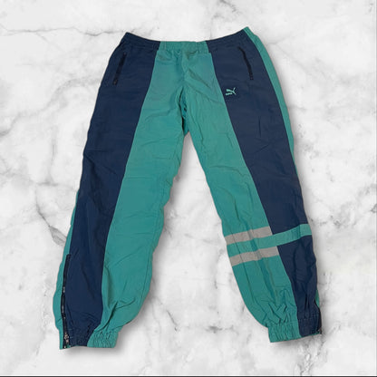 Entdecke unsere Vintage Track Pants von Nike und anderen Marken, erhältlich bei Valuxery.de - Dein Shop für trendige Vintage - Kleidung. Unsere Track Pants sind aus hochwertigen Materialien und