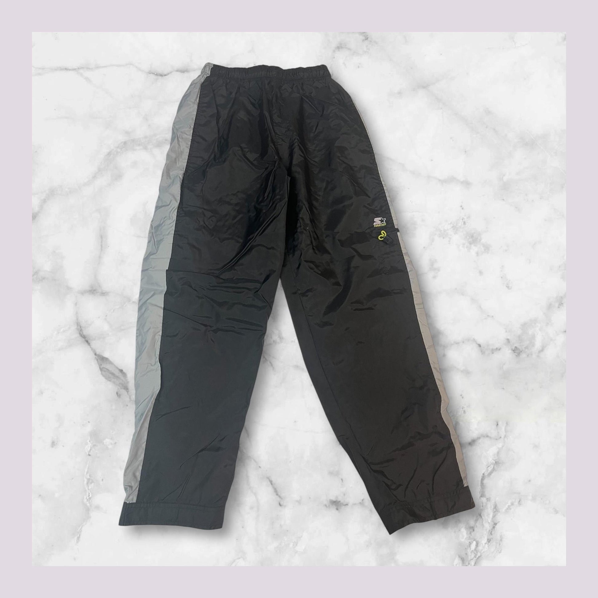 Entdecke unsere Vintage Track Pants von Nike und anderen Marken, erhältlich bei Valuxery.de - Dein Shop für trendige Vintage - Kleidung. Unsere Track Pants sind aus hochwertigen Materialien und