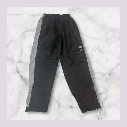 Entdecke unsere Vintage Track Pants von Nike und anderen Marken, erhältlich bei Valuxery.de - Dein Shop für trendige Vintage - Kleidung. Unsere Track Pants sind aus hochwertigen Materialien und