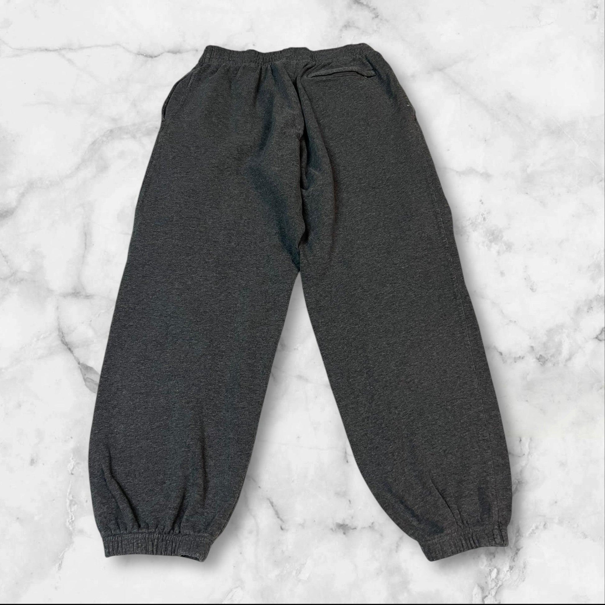 Entdecke unsere Vintage Track Pants von Nike und anderen Marken, erhältlich bei Valuxery.de - Dein Shop für trendige Vintage - Kleidung. Unsere Track Pants sind aus hochwertigen Materialien und