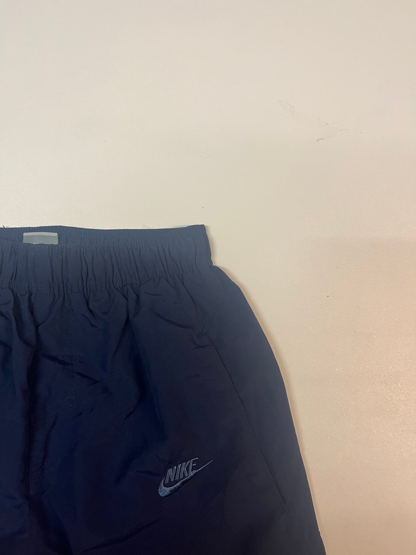 Entdecke unsere Vintage Track Pants von Nike und anderen Marken, erhältlich bei Valuxery.de - Dein Shop für trendige Vintage - Kleidung. Unsere Track Pants sind aus hochwertigen Materialien und