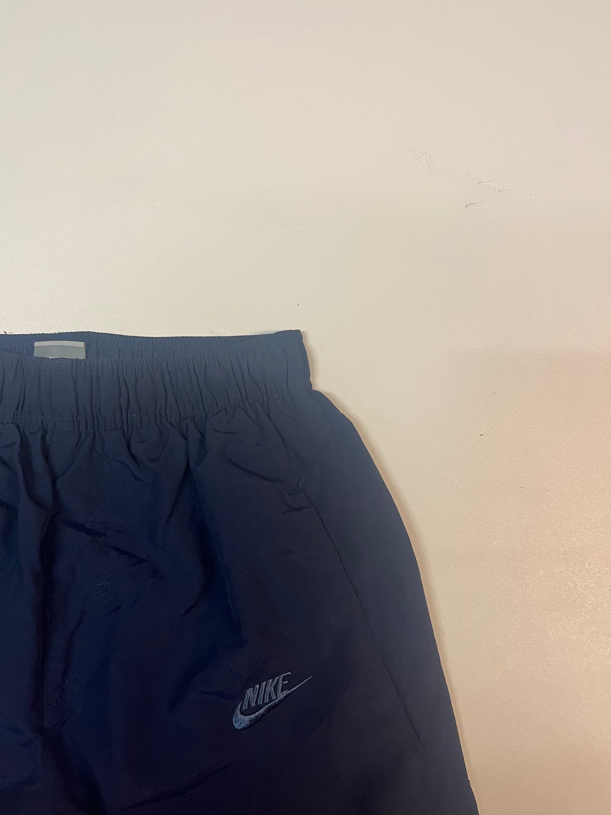 Entdecke unsere Vintage Track Pants von Nike und anderen Marken, erhältlich bei Valuxery.de - Dein Shop für trendige Vintage - Kleidung. Unsere Track Pants sind aus hochwertigen Materialien und