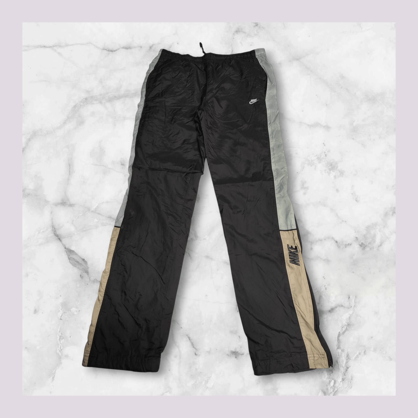 Entdecke unsere Vintage Track Pants von Nike und anderen Marken, erhältlich bei Valuxery.de - Dein Shop für trendige Vintage - Kleidung. Unsere Track Pants sind aus hochwertigen Materialien und