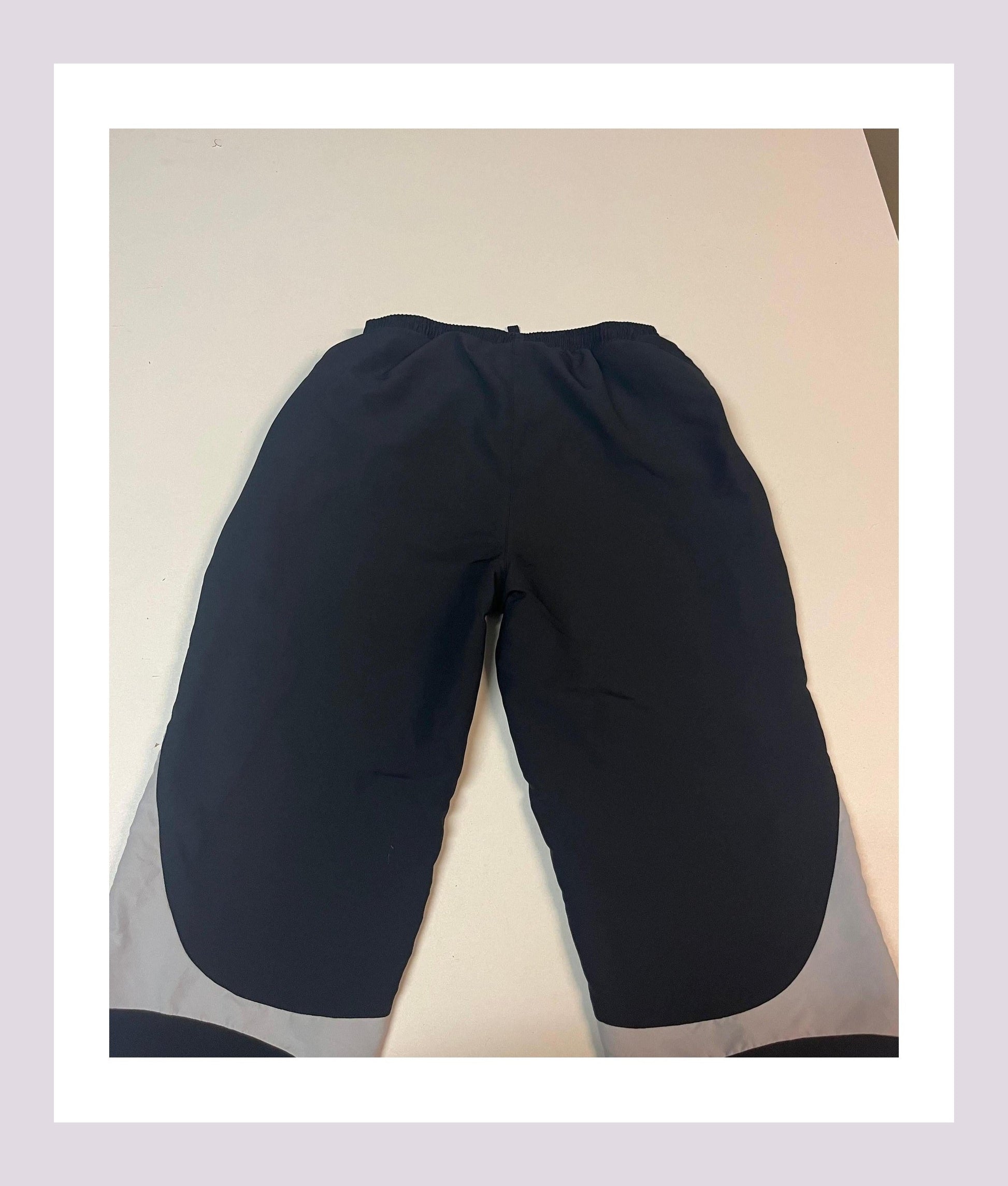 Entdecke unsere Vintage Track Pants von Nike und anderen Marken, erhältlich bei Valuxery.de - Dein Shop für trendige Vintage - Kleidung. Unsere Track Pants sind aus hochwertigen Materialien und