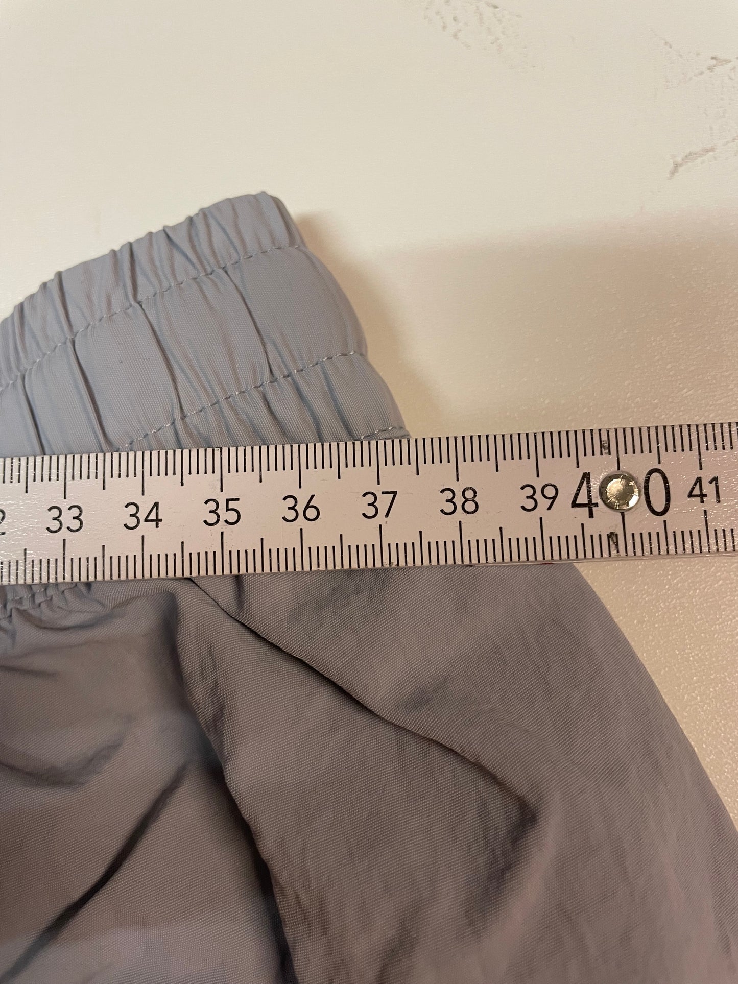 Entdecke unsere Vintage Track Pants von Nike und anderen Marken, erhältlich bei Valuxery.de - Dein Shop für trendige Vintage - Kleidung. Unsere Track Pants sind aus hochwertigen Materialien und