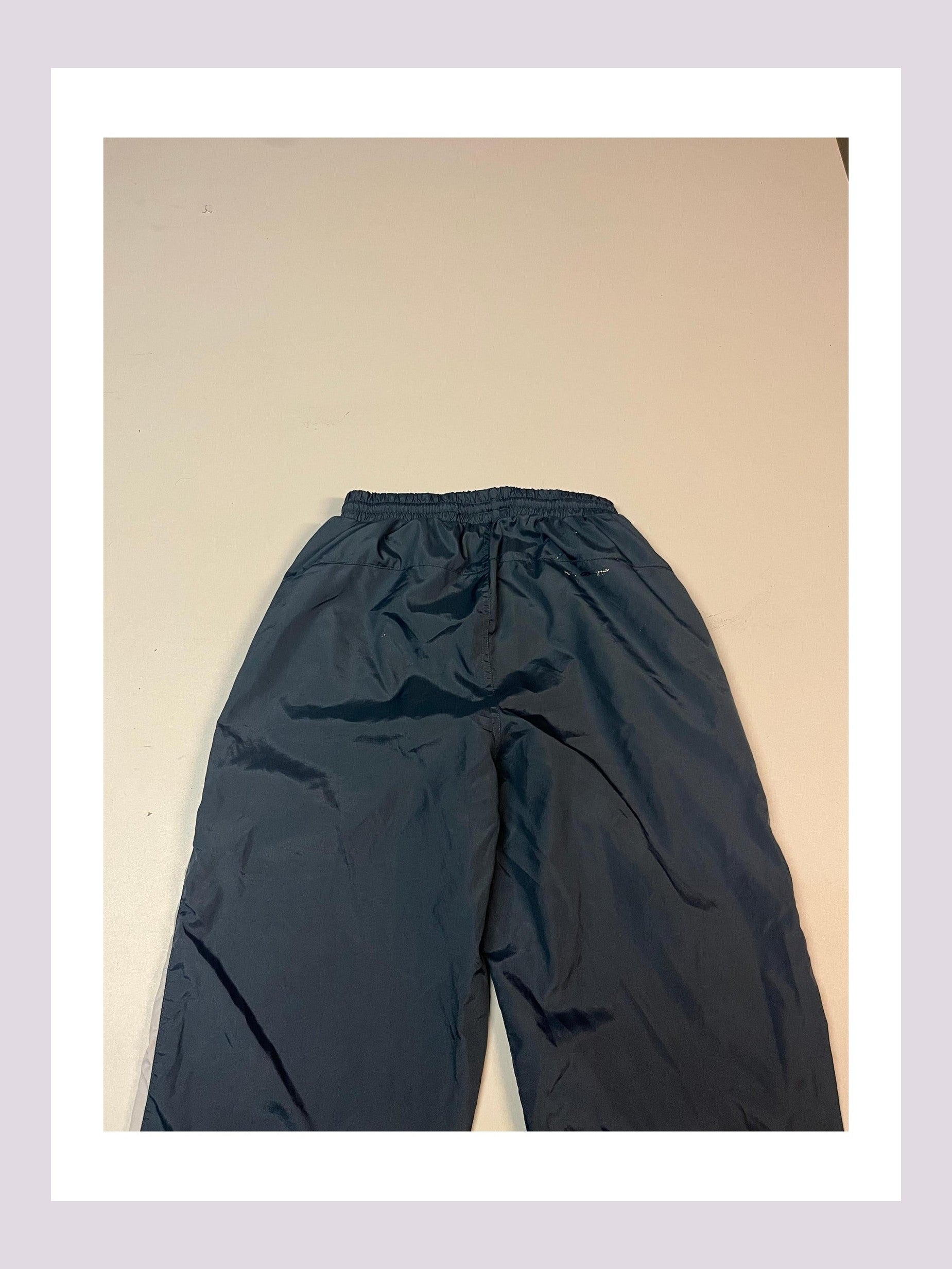 Entdecke unsere Vintage Track Pants von Nike und anderen Marken, erhältlich bei Valuxery.de - Dein Shop für trendige Vintage - Kleidung. Unsere Track Pants sind aus hochwertigen Materialien und