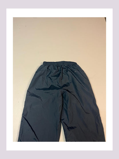 Entdecke unsere Vintage Track Pants von Nike und anderen Marken, erhältlich bei Valuxery.de - Dein Shop für trendige Vintage - Kleidung. Unsere Track Pants sind aus hochwertigen Materialien und