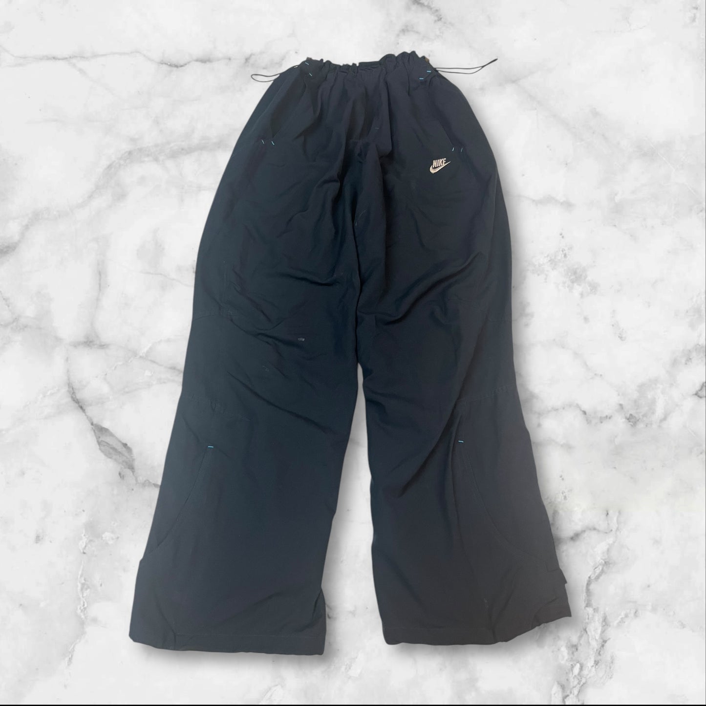 Entdecke unsere Vintage Track Pants von Nike und anderen Marken, erhältlich bei Valuxery.de - Dein Shop für trendige Vintage - Kleidung. Unsere Track Pants sind aus hochwertigen Materialien und
