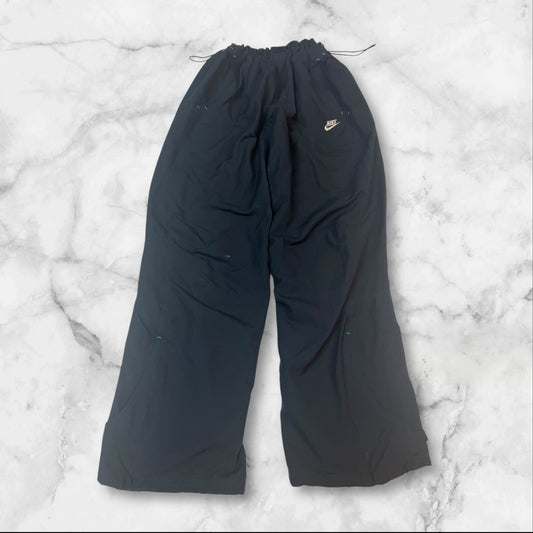 Entdecke unsere Vintage Track Pants von Nike und anderen Marken, erhältlich bei Valuxery.de - Dein Shop für trendige Vintage - Kleidung. Unsere Track Pants sind aus hochwertigen Materialien und