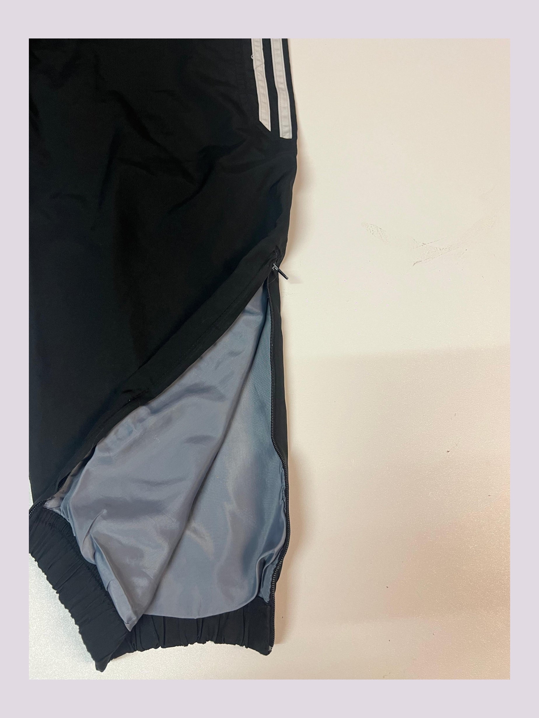 Entdecke unsere Vintage Track Pants von Nike und anderen Marken, erhältlich bei Valuxery.de - Dein Shop für trendige Vintage - Kleidung. Unsere Track Pants sind aus hochwertigen Materialien und