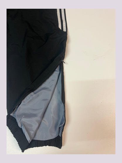 Entdecke unsere Vintage Track Pants von Nike und anderen Marken, erhältlich bei Valuxery.de - Dein Shop für trendige Vintage - Kleidung. Unsere Track Pants sind aus hochwertigen Materialien und