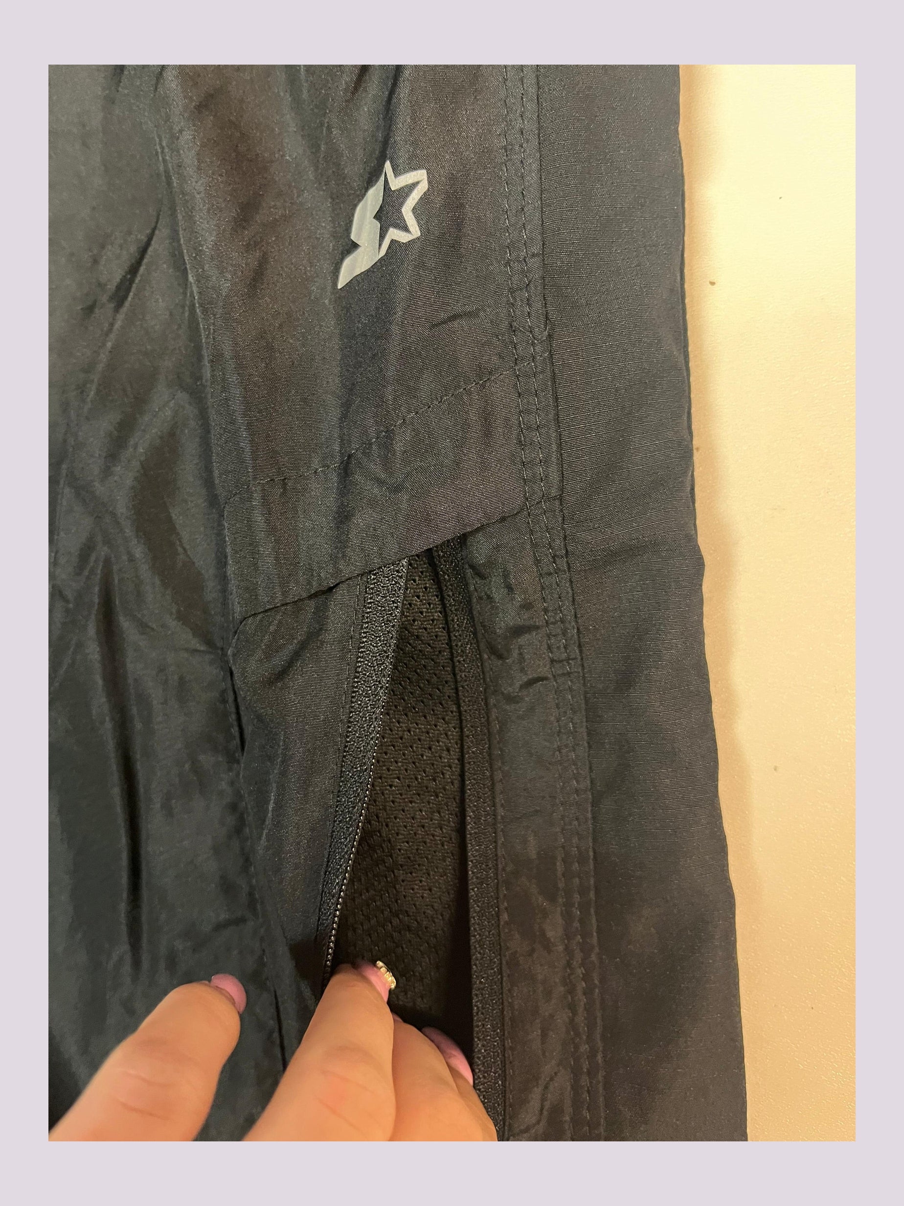 Entdecke unsere Vintage Track Pants von Nike und anderen Marken, erhältlich bei Valuxery.de - Dein Shop für trendige Vintage - Kleidung. Unsere Track Pants sind aus hochwertigen Materialien und