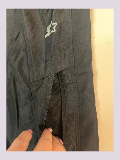 Entdecke unsere Vintage Track Pants von Nike und anderen Marken, erhältlich bei Valuxery.de - Dein Shop für trendige Vintage - Kleidung. Unsere Track Pants sind aus hochwertigen Materialien und