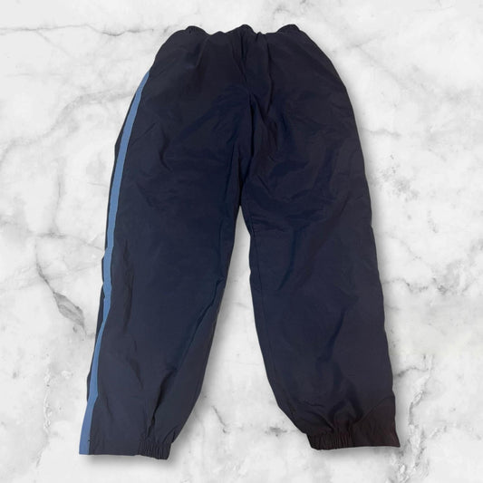Entdecke unsere Vintage Track Pants von Nike und anderen Marken, erhältlich bei Valuxery.de - Dein Shop für trendige Vintage - Kleidung. Unsere Track Pants sind aus hochwertigen Materialien und