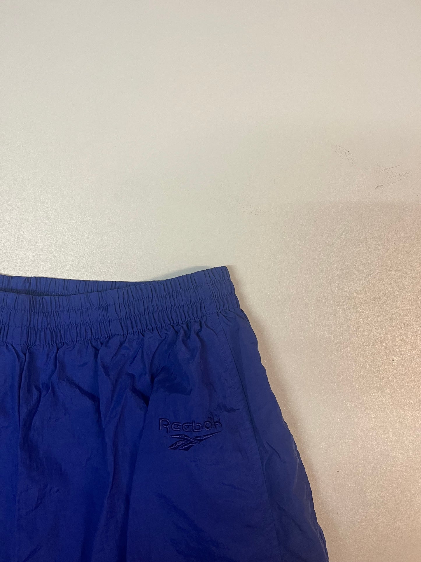 Entdecke unsere Vintage Track Pants von Nike und anderen Marken, erhältlich bei Valuxery.de - Dein Shop für trendige Vintage - Kleidung. Unsere Track Pants sind aus hochwertigen Materialien und