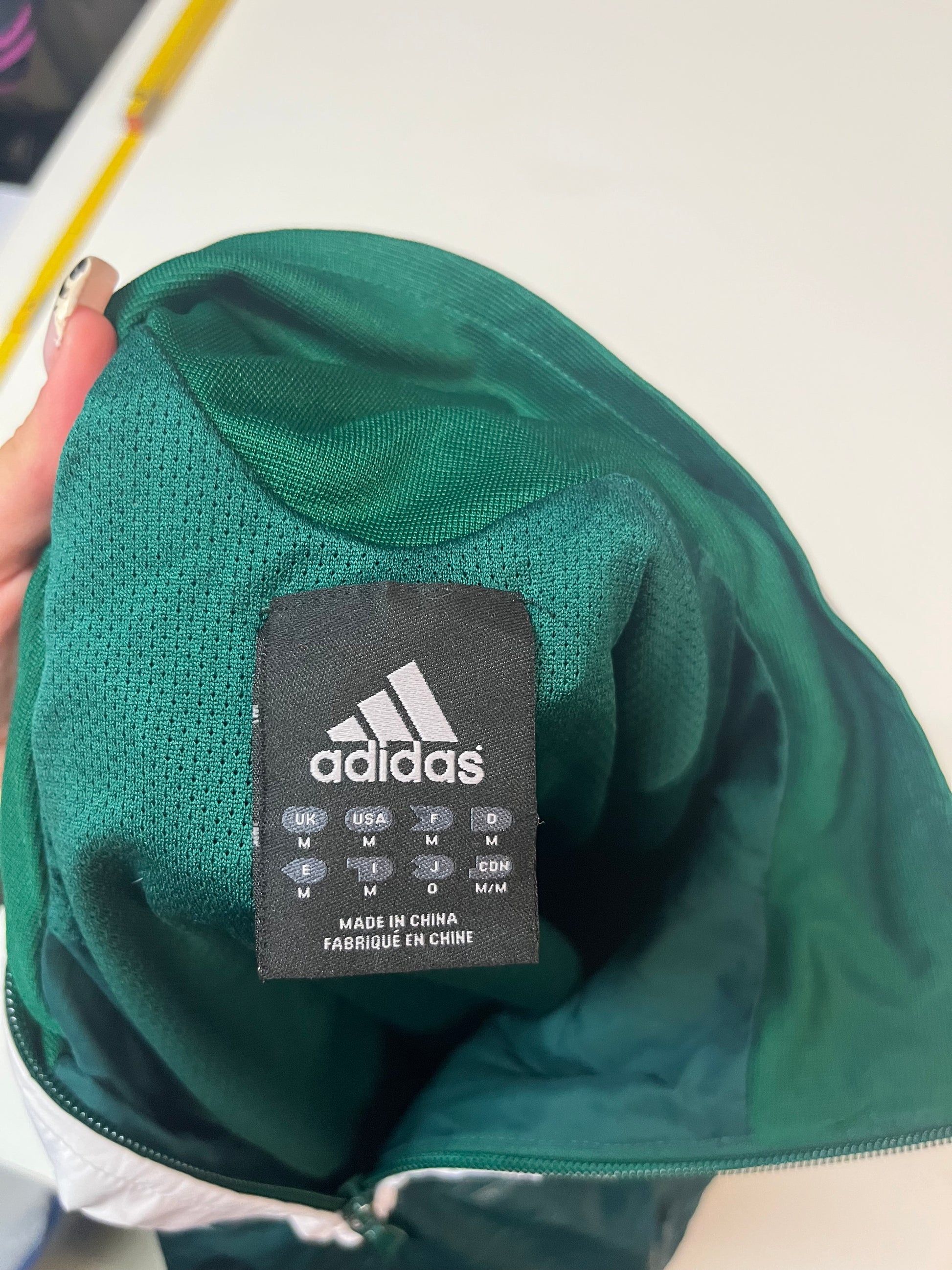 Entdecke unsere Vintage Track Pants von Nike und anderen Marken, erhältlich bei Valuxery.de - Dein Shop für trendige Vintage - Kleidung. Unsere Track Pants sind aus hochwertigen Materialien und