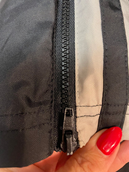 Entdecke unsere Vintage Track Pants von Nike und anderen Marken, erhältlich bei Valuxery.de - Dein Shop für trendige Vintage - Kleidung. Unsere Track Pants sind aus hochwertigen Materialien und